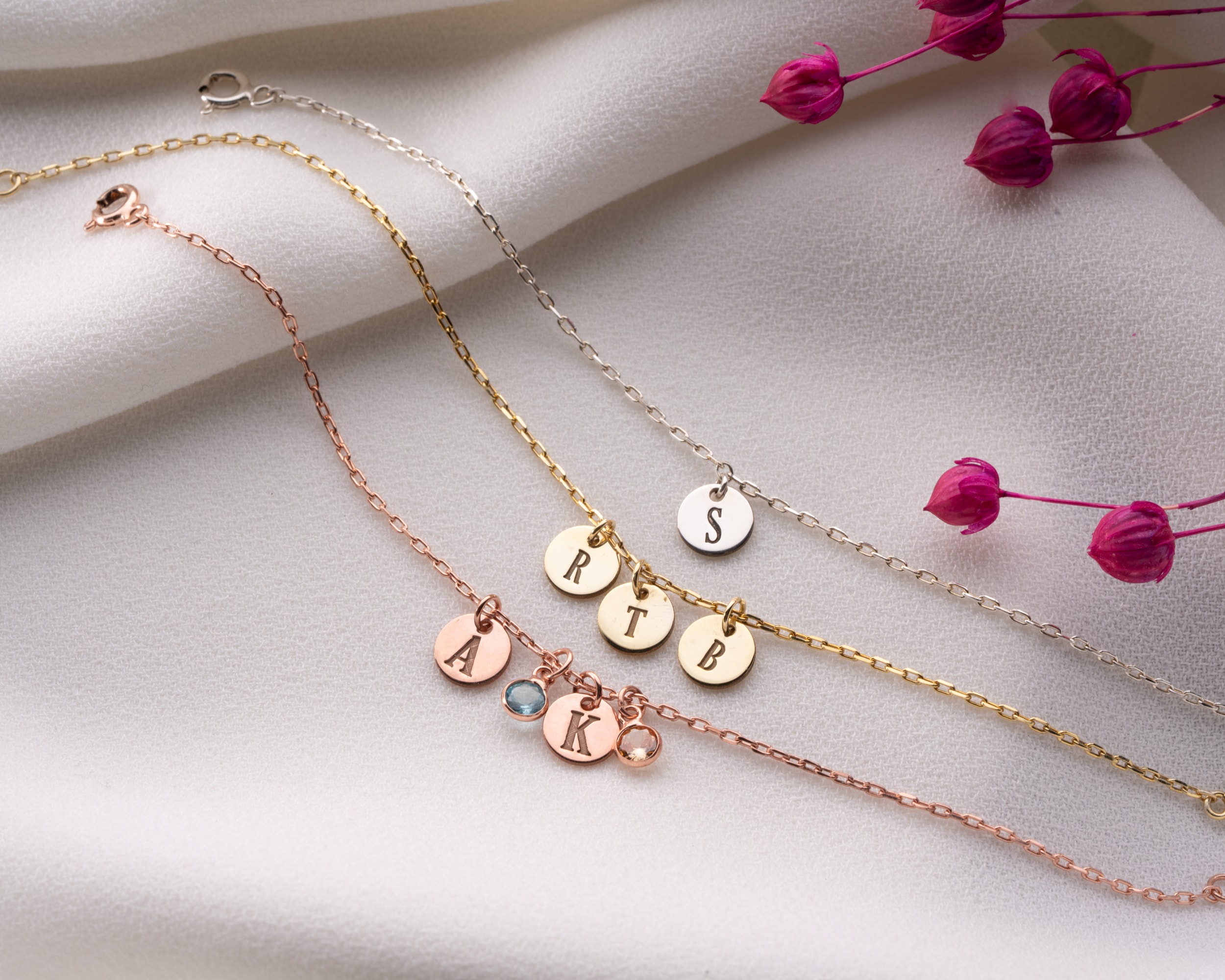 Harfli Disk Sallantılı Bileklik – Doğum Taşlı ve Kişiye Özel - Harfli ve Doğum Taşlı Sallantılı Bileklik