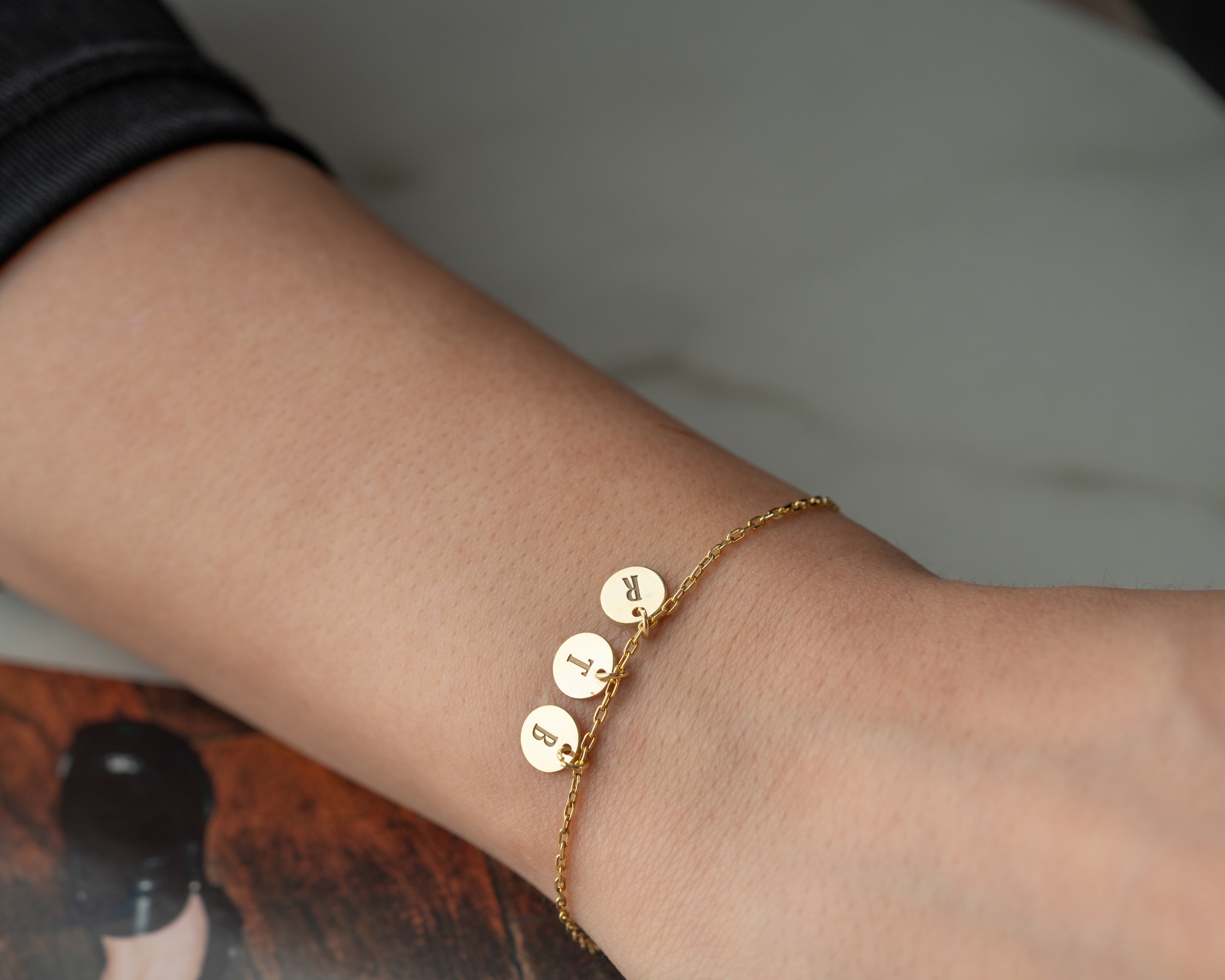 Harfli Disk Sallantılı Bileklik – Doğum Taşlı ve Kişiye Özel - Harfli ve Doğum Taşlı Sallantılı Bileklik