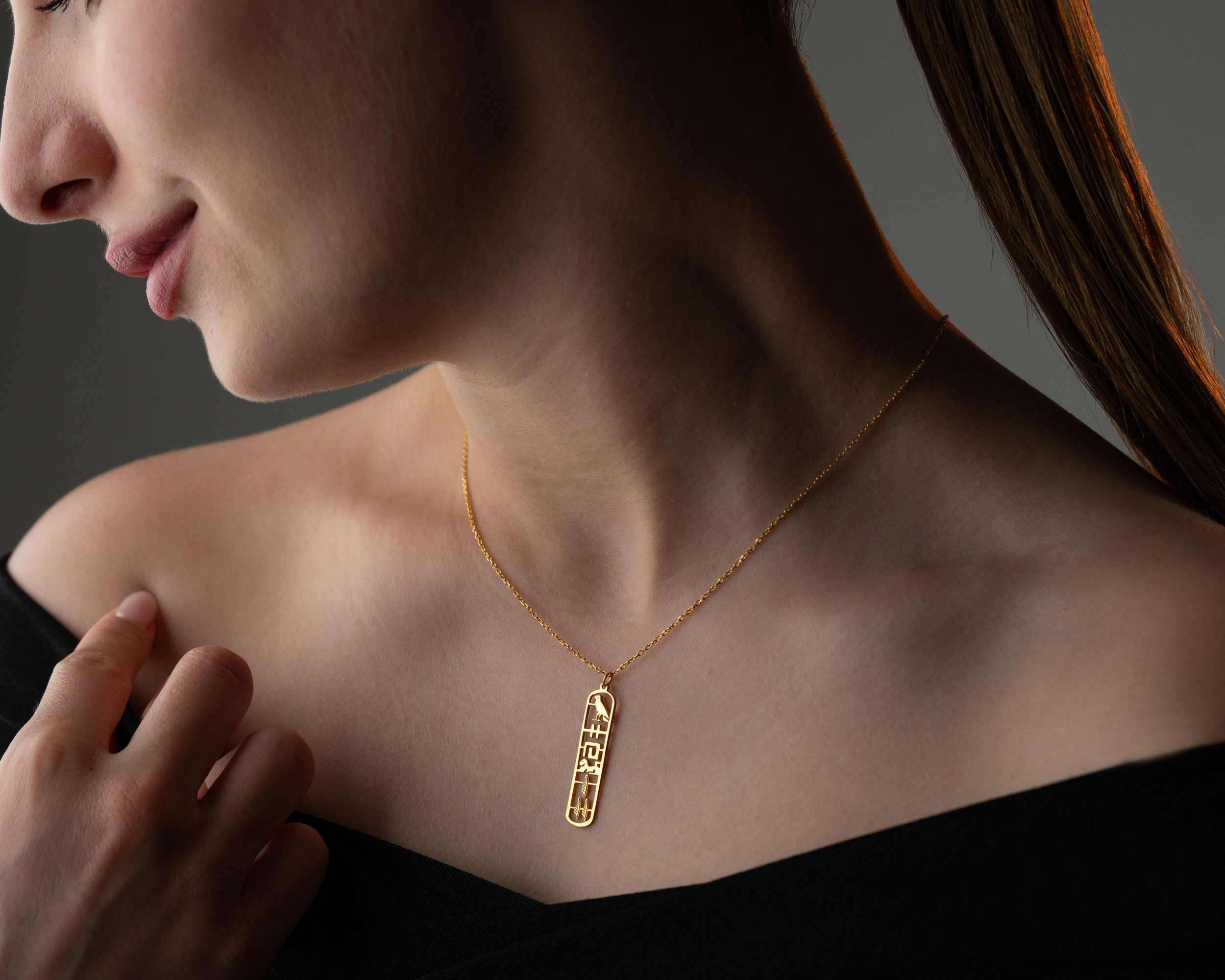 Mısır Hiyeroglif İsim Kolye – Özenle Oyulmuş Kişiye Özel Tasarım