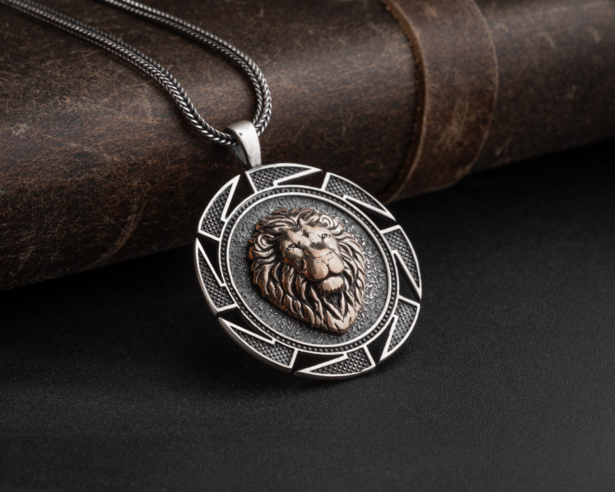 Kabartma Aslan Erkek Kolye | Tilki Kuyruğu Zincirli Güç ve Karizma Tasarımı