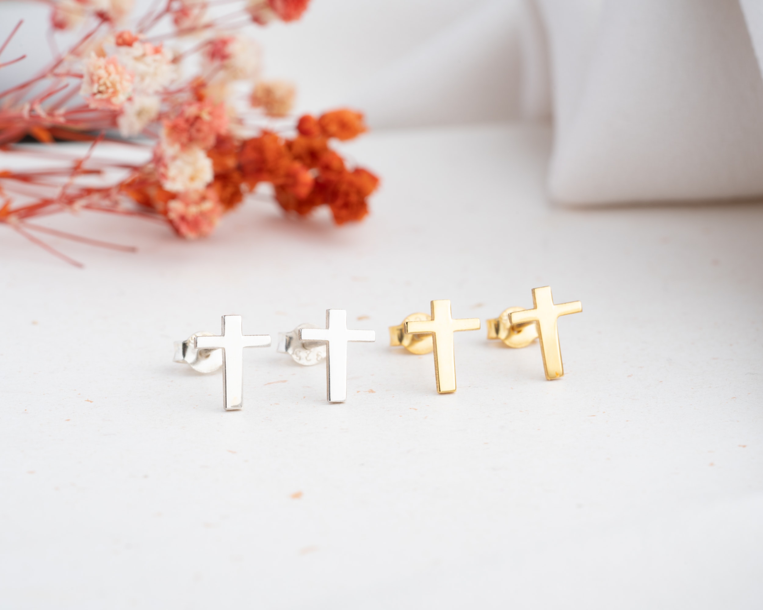 Çivili Haç Küpe – Minimal ve Şık Tasarım | İnanç ve Stil Bir Arada