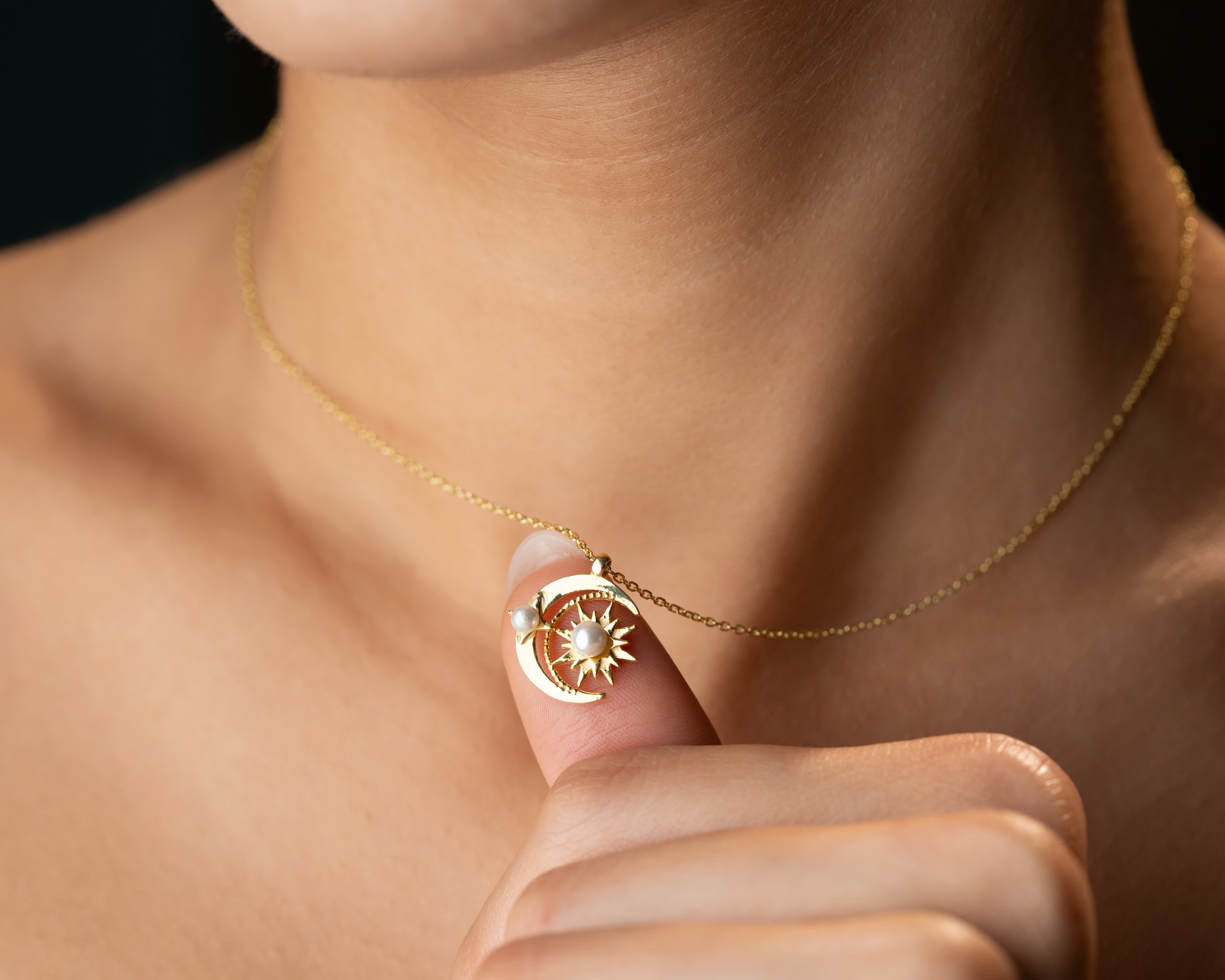 Kadınlar İçin Beyaz İnci Güneş Ay Kolye – Zarif ve Anlamlı Tasarım