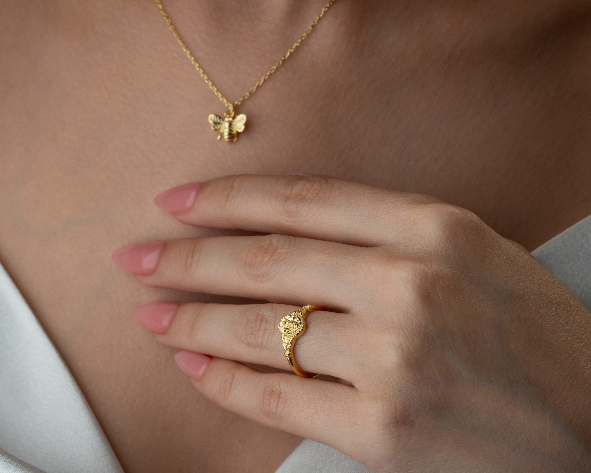 Arı Kolye & Arı Yüzük – 925 Ayar Gümüş, Doğadan İlham Alan Zarafet