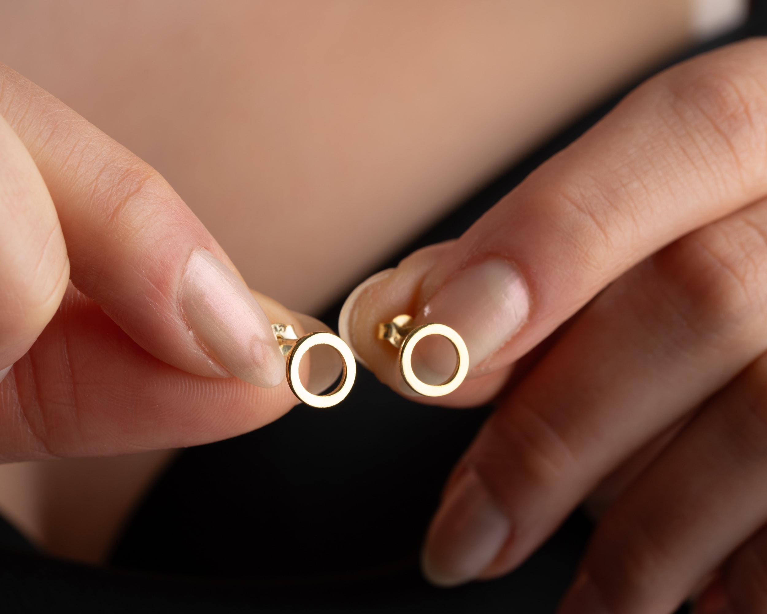 Çivili Mini Halka Küpe 925 Ayar Gümüş – Modern ve Zarif Tasarım