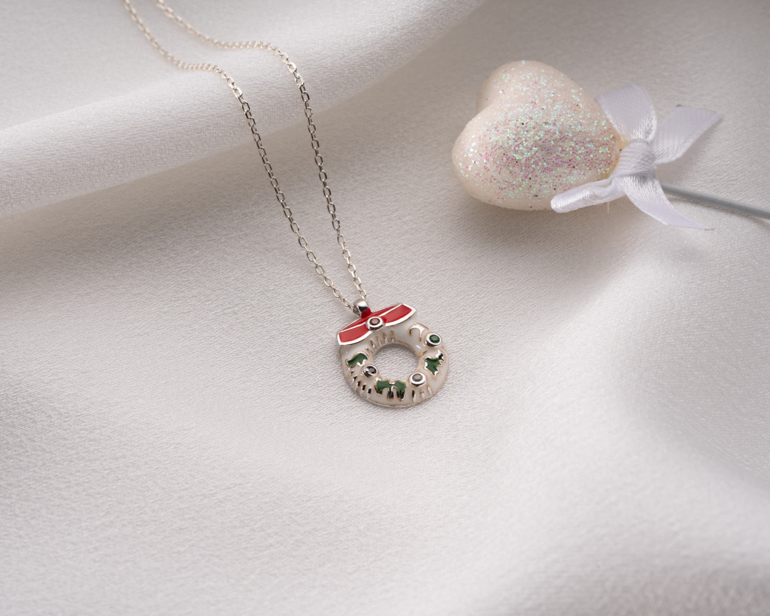 🎀 Mineli Yılbaşı Simit Figürlü Kolye – Tatlı ve Işıltılı Kış Aksesuarı
