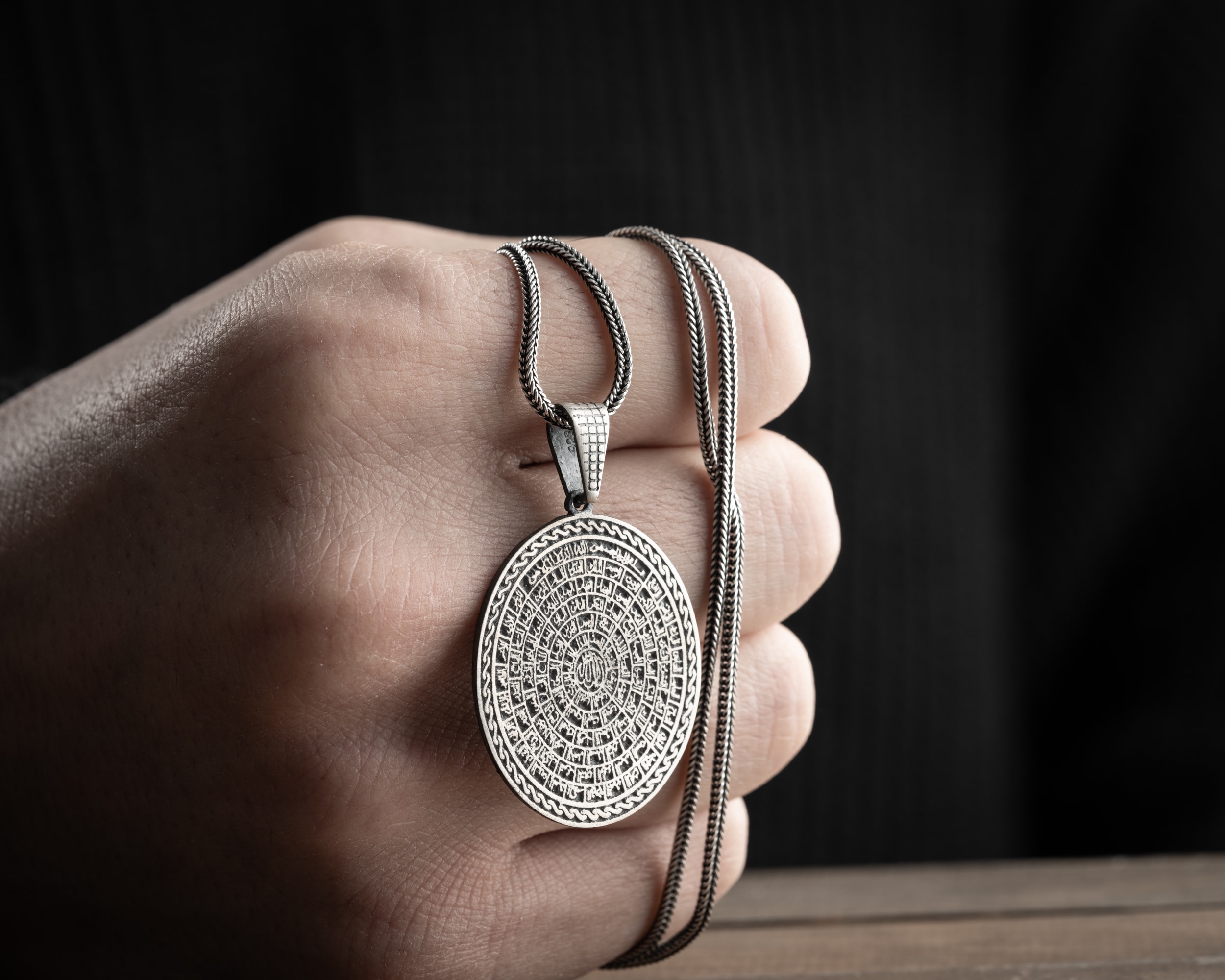 Allah’ın 99 İsmi Arapça Yazılı Erkek Kolye | Tilki Kuyruğu Zincirli Manevi ve Şık Tasarım