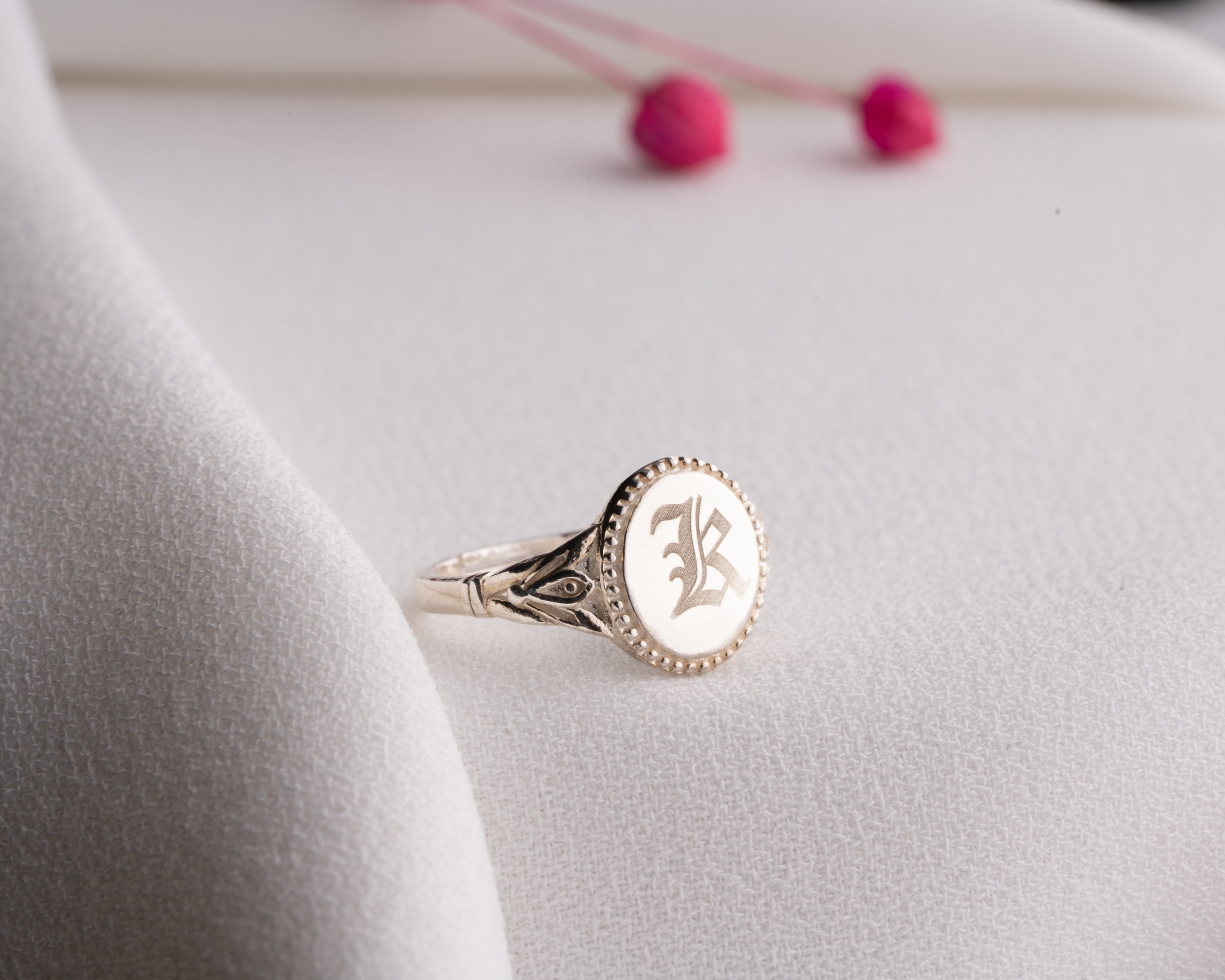 Ayarlanabilir Monogram Harf Yüzük – Kişiye Özel Zarif Tasarım | Minimal ve Şık