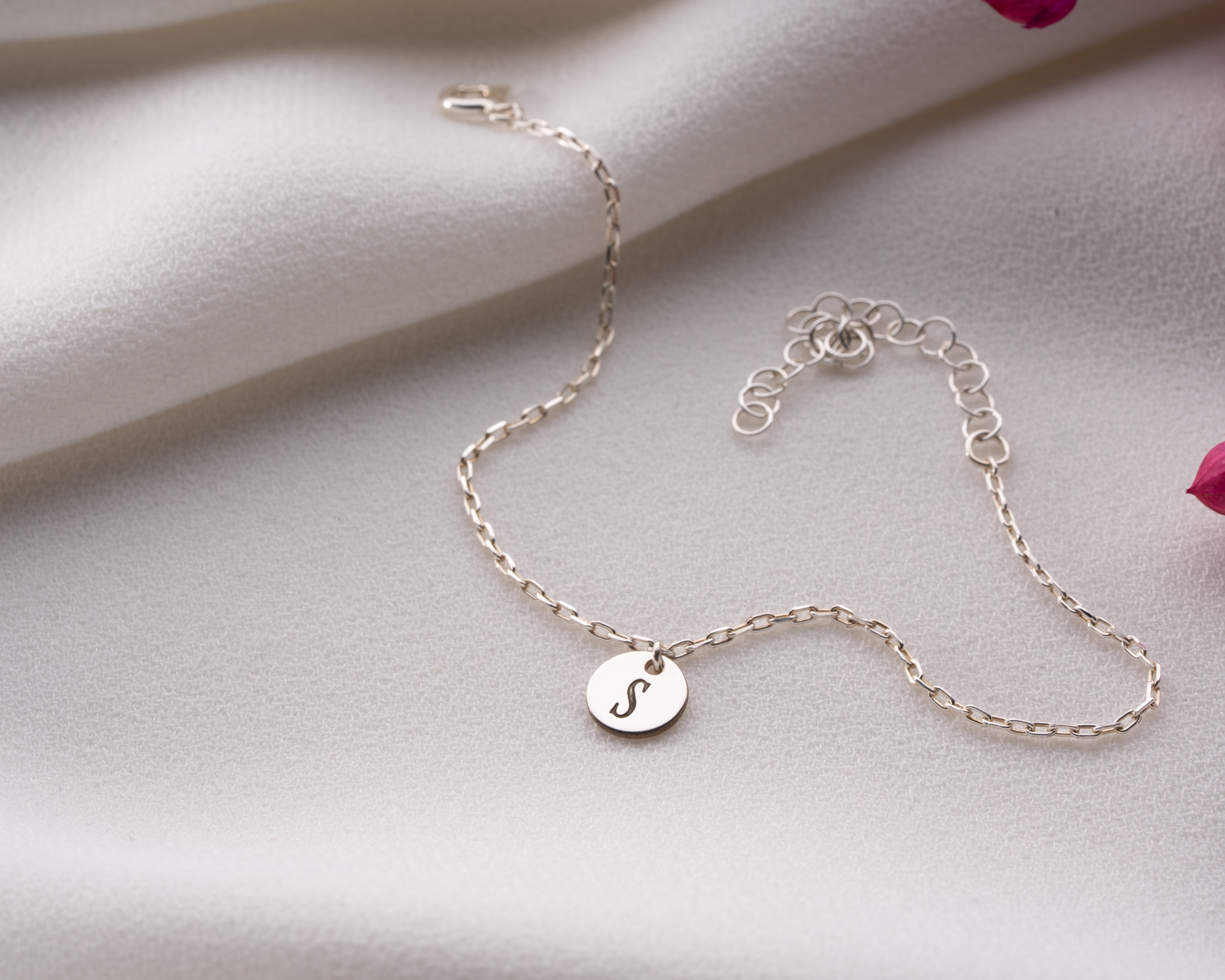 Harfli Disk Sallantılı Bileklik – Doğum Taşlı ve Kişiye Özel - Harfli ve Doğum Taşlı Sallantılı Bileklik