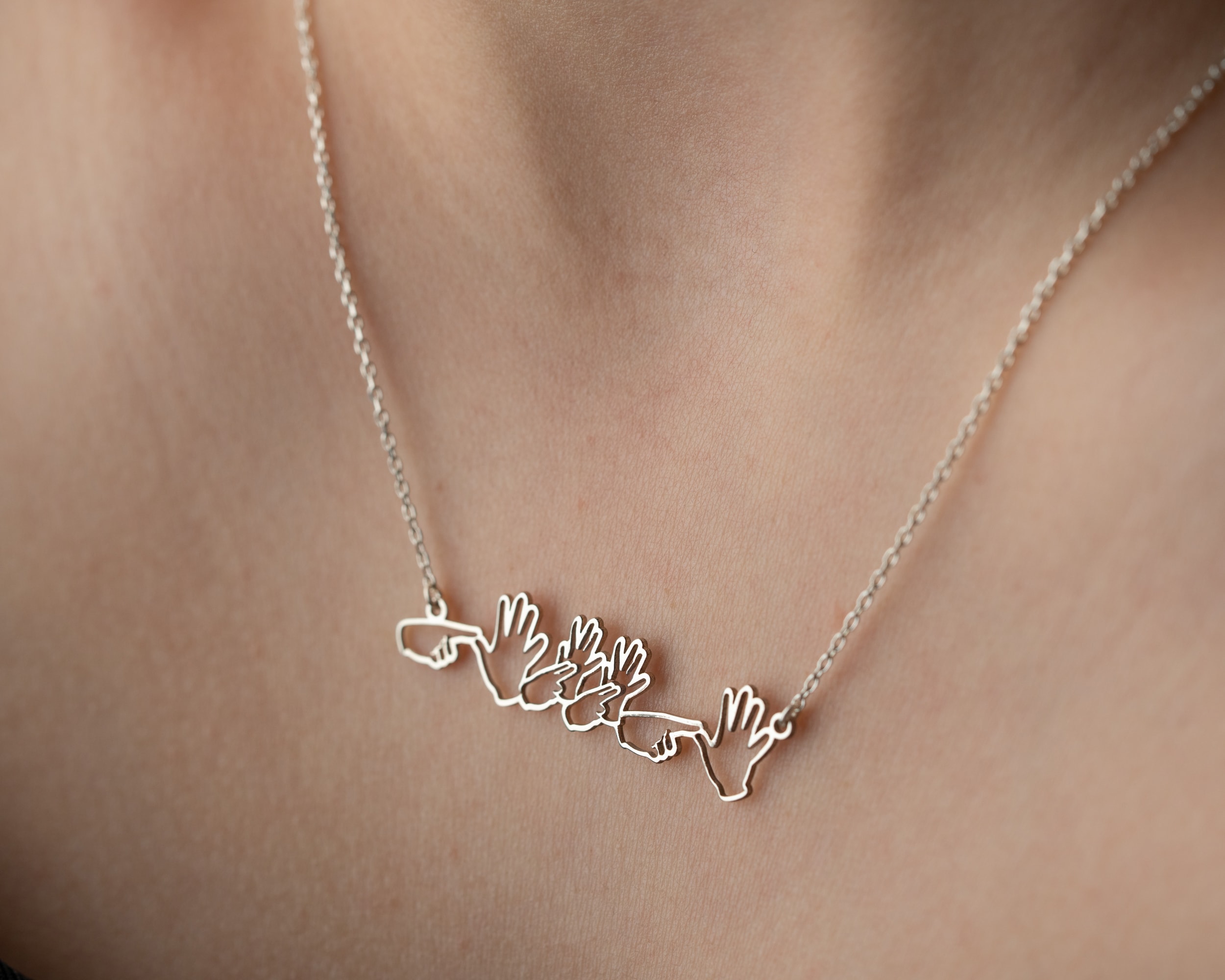 Kişiselleştirilebilir İşaret Dili Kolye | Anlamlı ve Zarif Tasarım