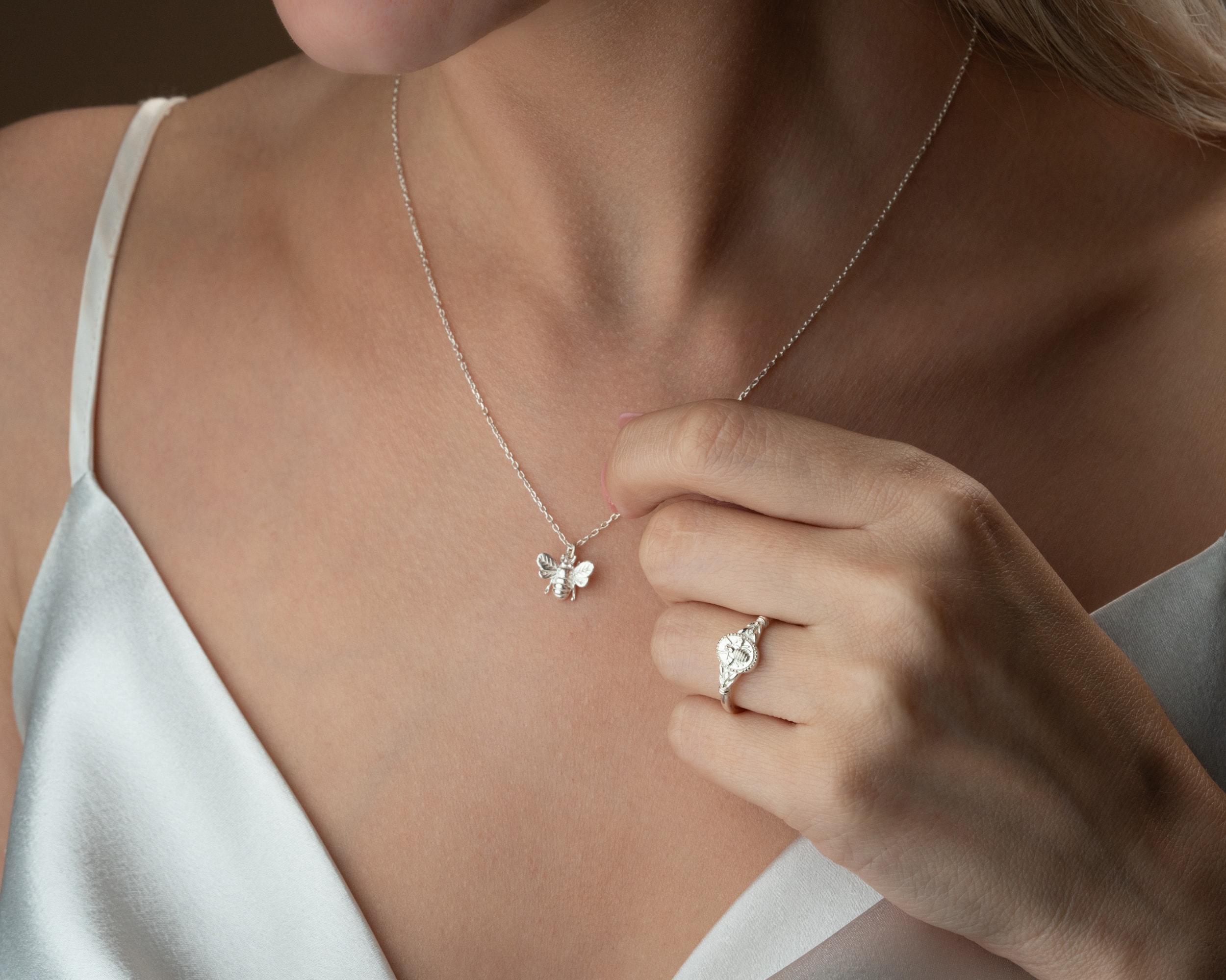 Arı Kolye & Arı Yüzük – 925 Ayar Gümüş, Doğadan İlham Alan Zarafet