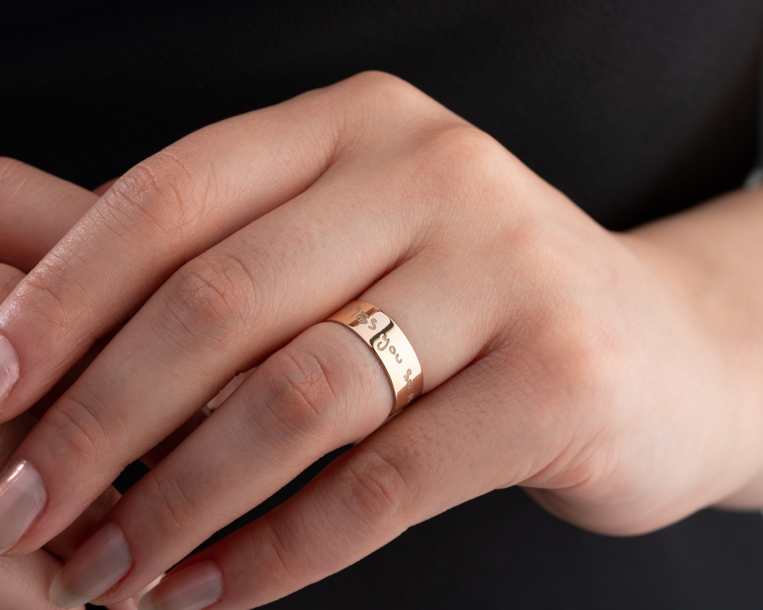 Üzeri Yazılı Kalın Gümüş Alyans – Minimal ve Anlamlı Tasarım