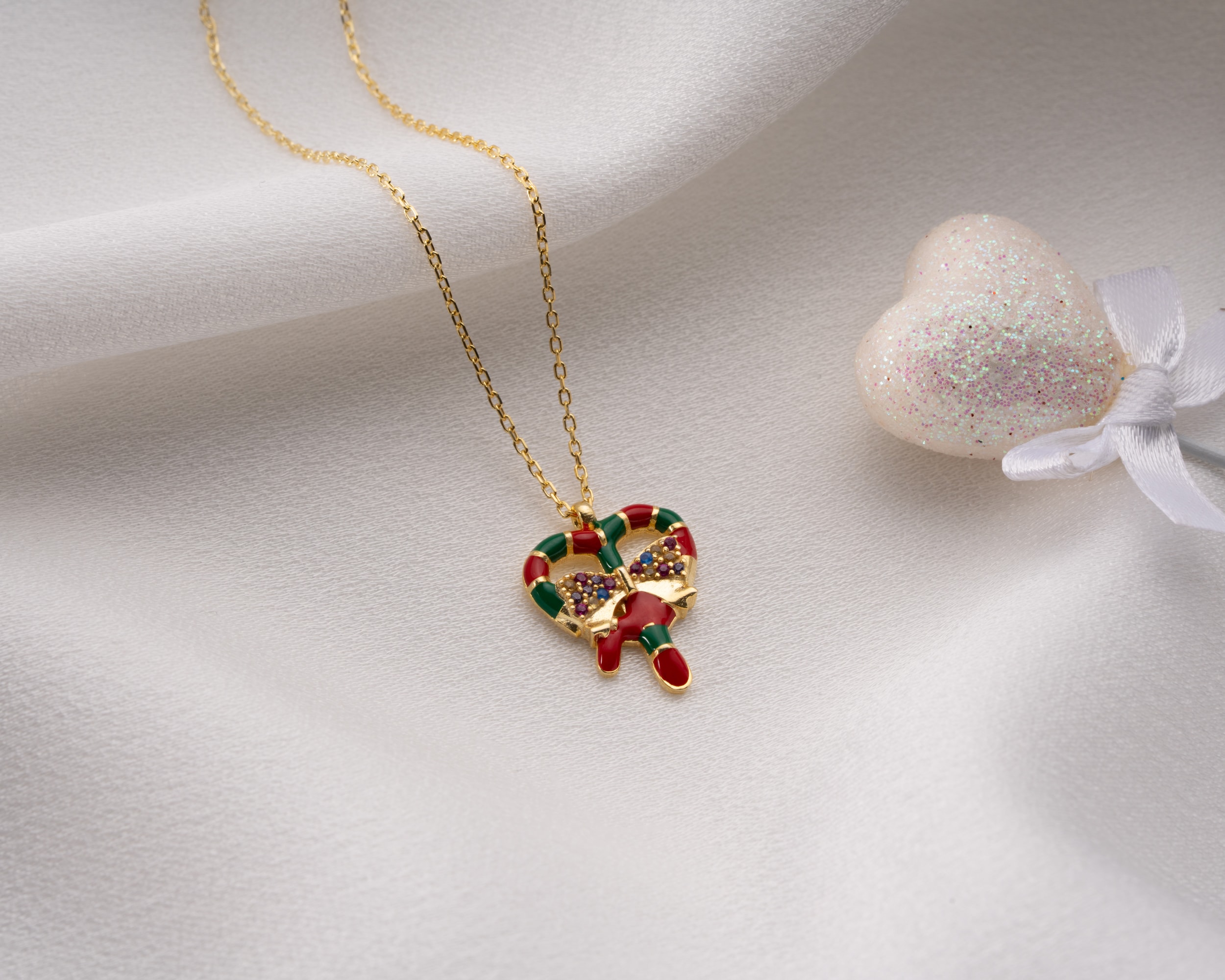 Mineli Yılbaşı Fiyonk Kolye – Renkli ve Zarif 925 Ayar Gümüş