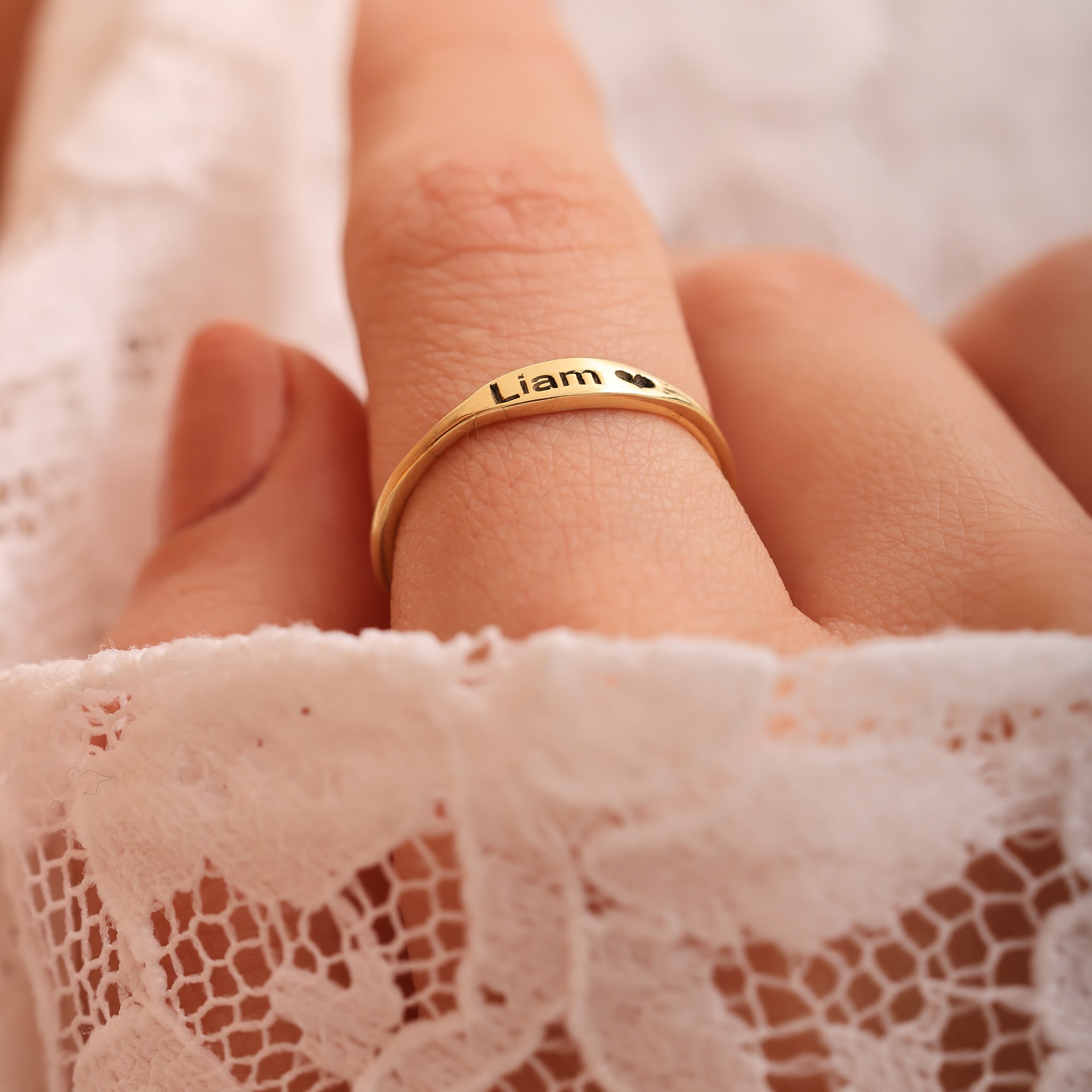 Kişiye Özel İsimli Figürlü Yüzük – Zarif ve Anlamlı Takı