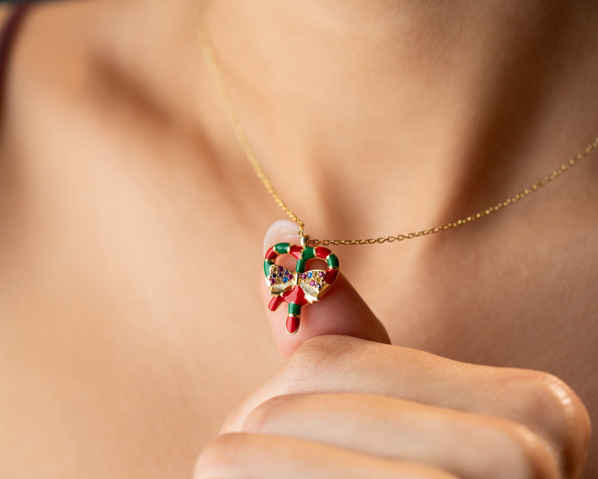 Mineli Yılbaşı Fiyonk Kolye – Renkli ve Zarif 925 Ayar Gümüş