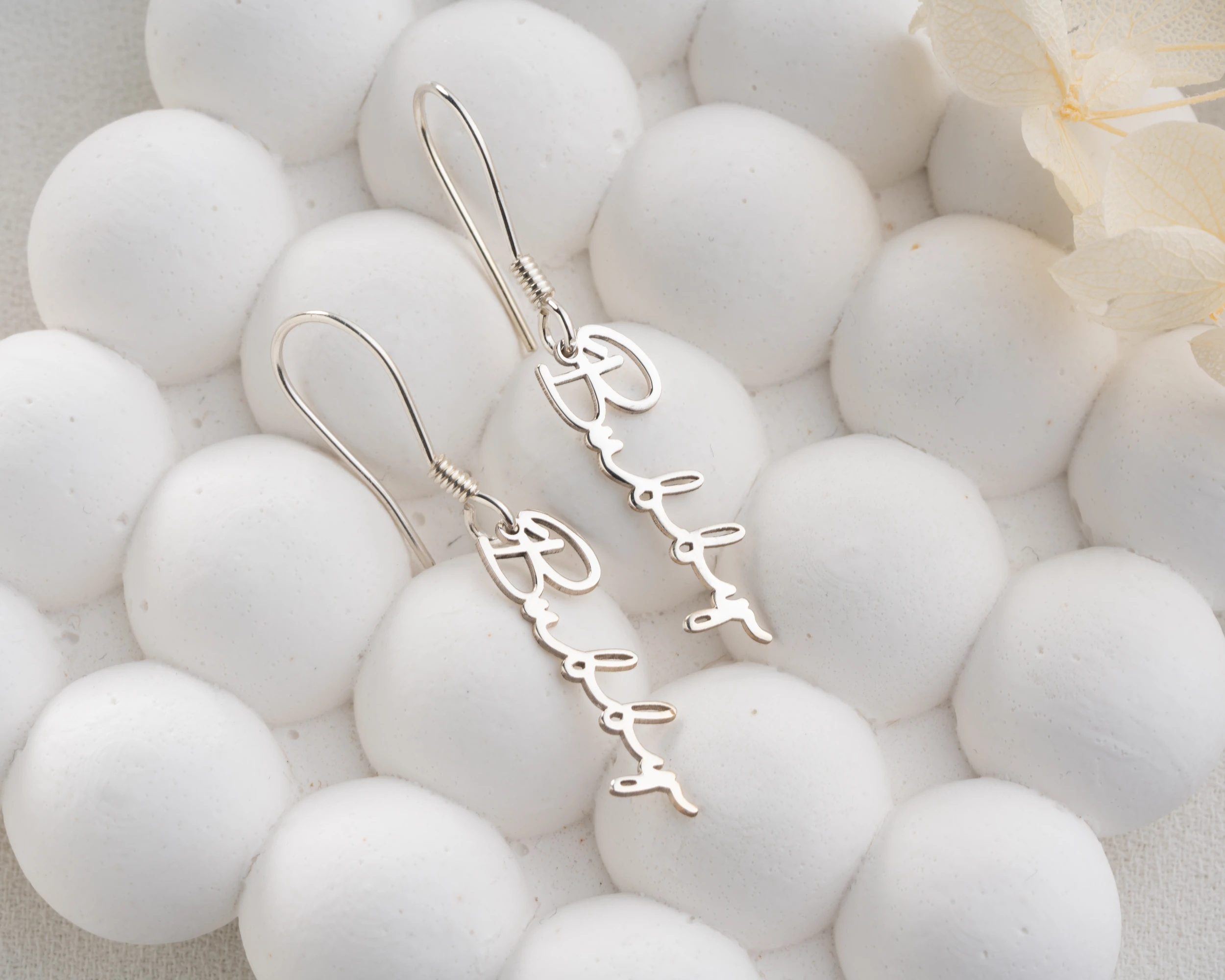 Dik Sallantılı İsim Küpe 925 Ayar Gümüş – Kişiselleştirilebilir Kadın Takısı