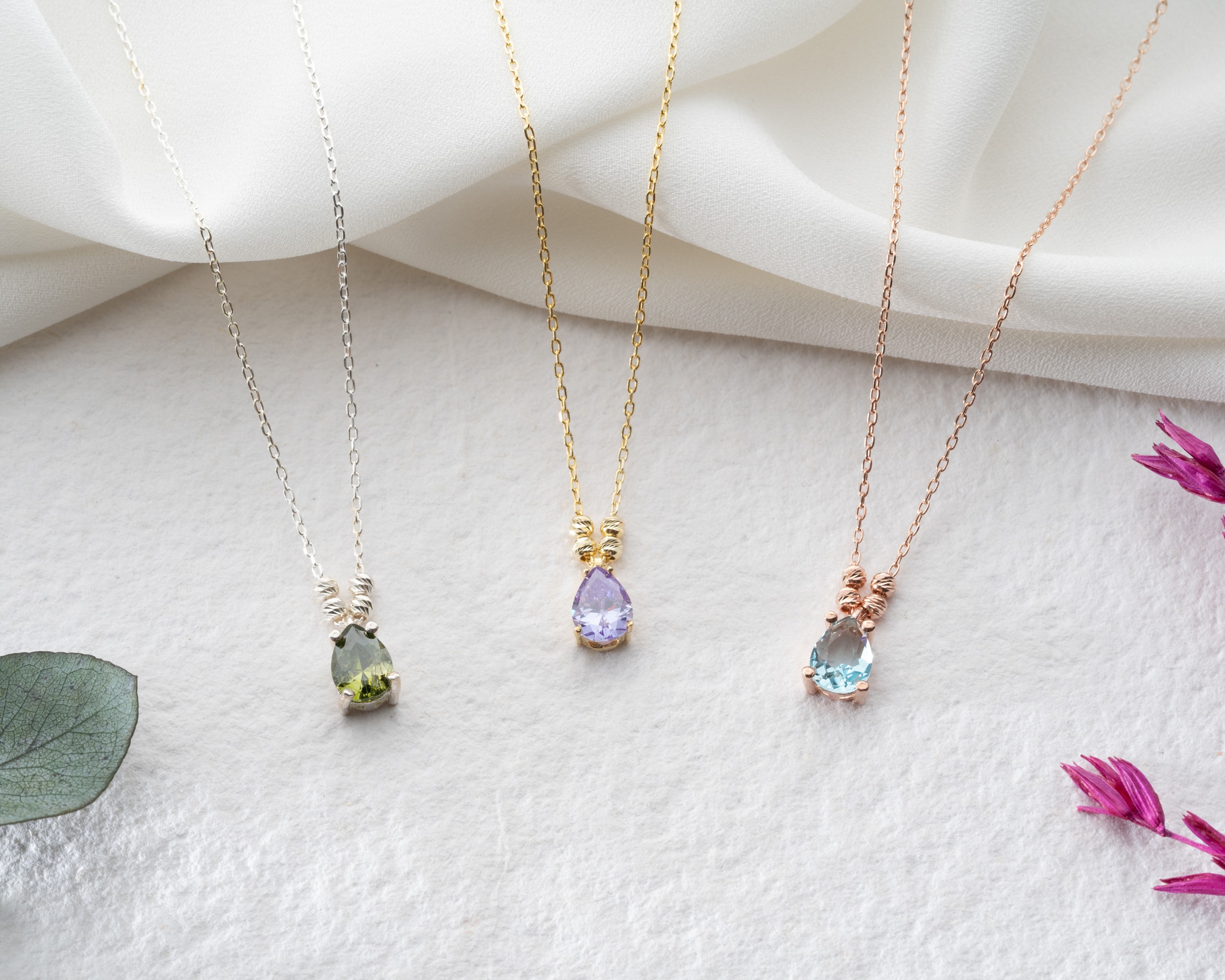 Doğum Taşlı Damla Kolye – Dorika Top Detaylı Şık ve Zarif Tasarım 