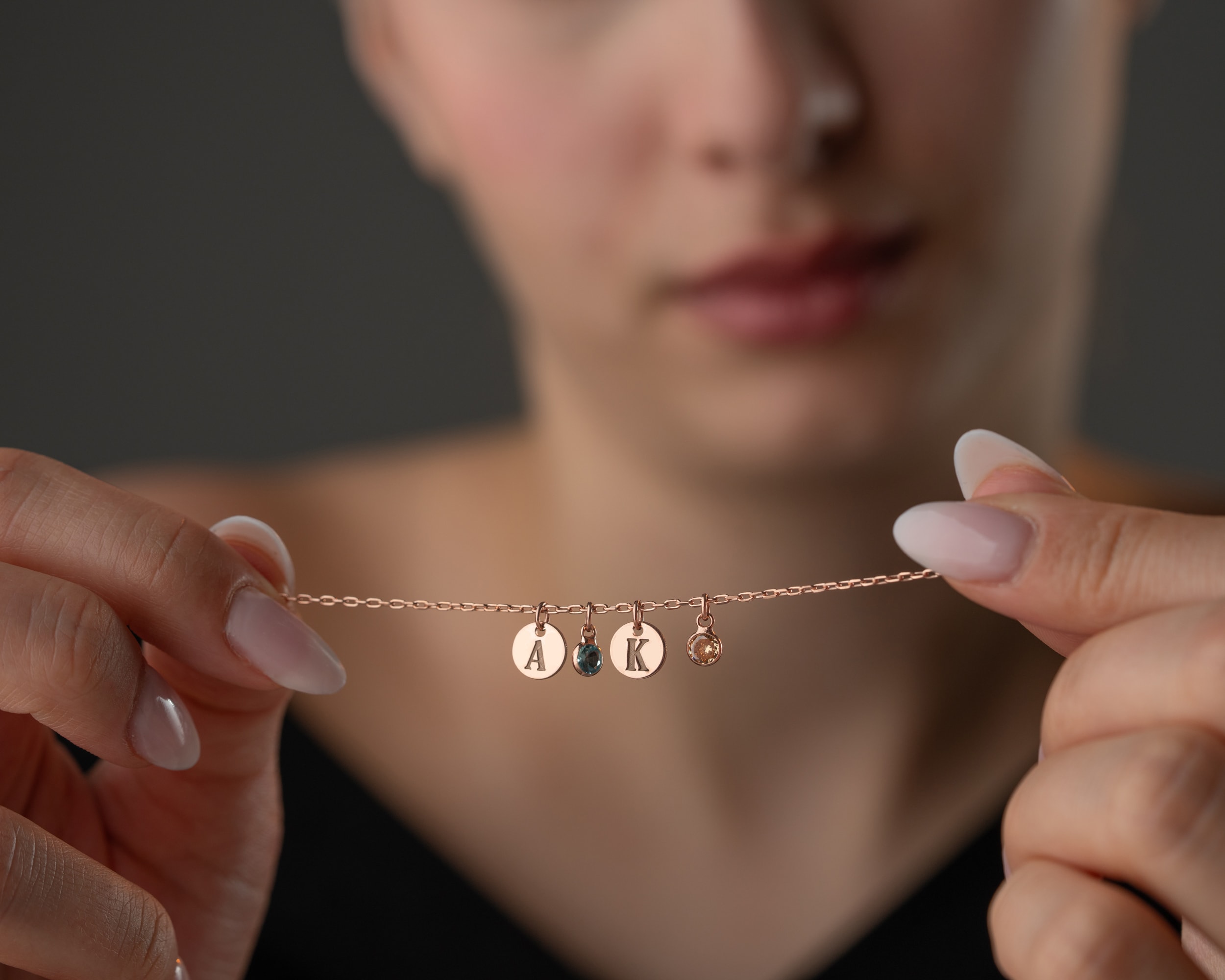 Harfli Disk Sallantılı Bileklik – Doğum Taşlı ve Kişiye Özel - Harfli ve Doğum Taşlı Sallantılı Bileklik