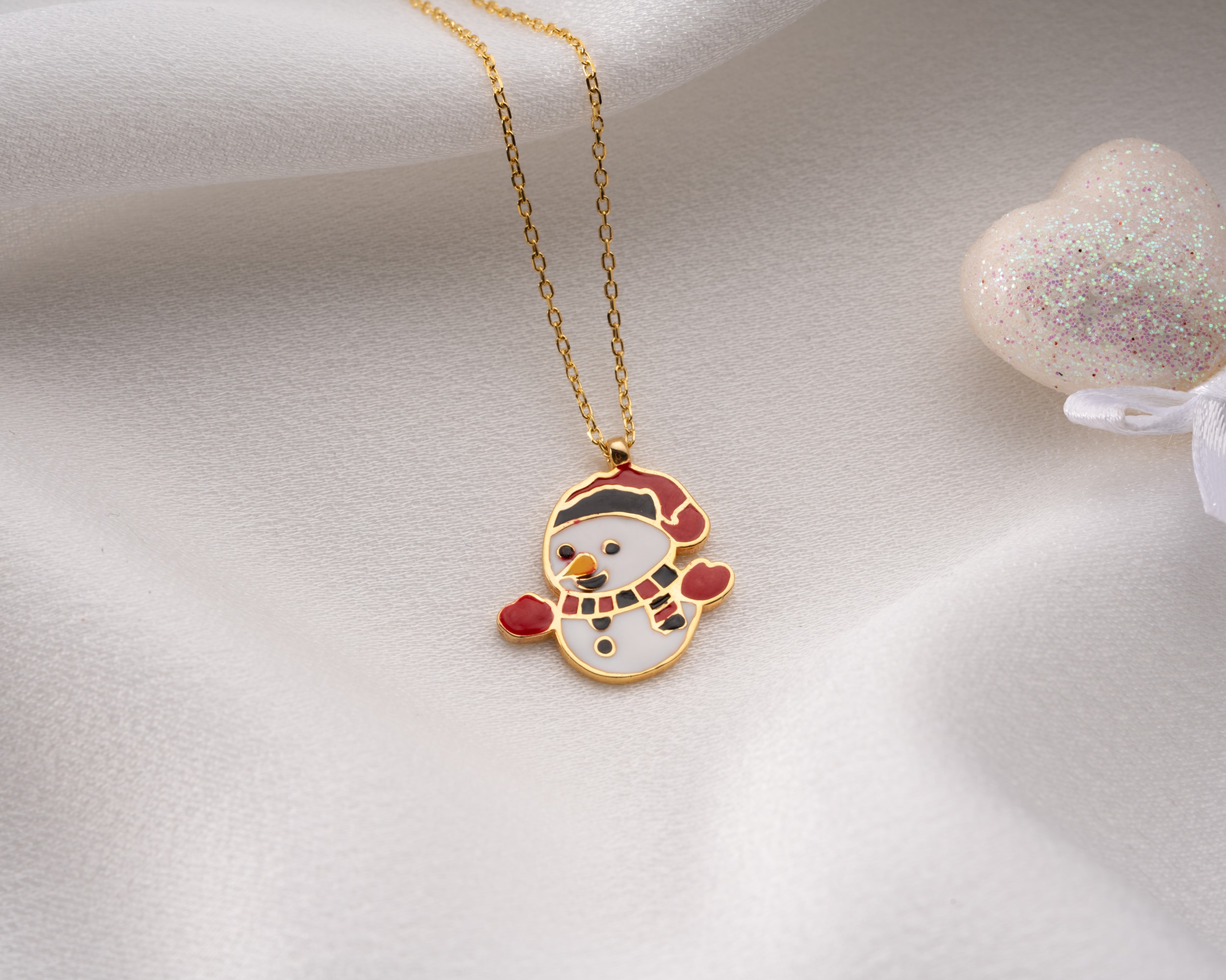 ✨ Yılbaşı Işıltısı: Mineli Kar Tanesi Kolye – Kışın Zarafetini Üzerinizde Taşıyın