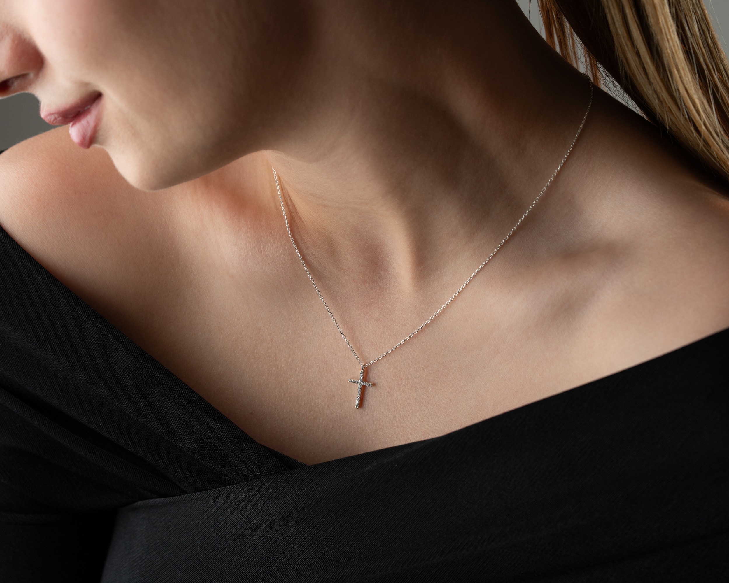 Işıltılı Zirkon Taşlı Haç Kolye | Kadın ve Erkek İçin Şık Gümüş Kolye