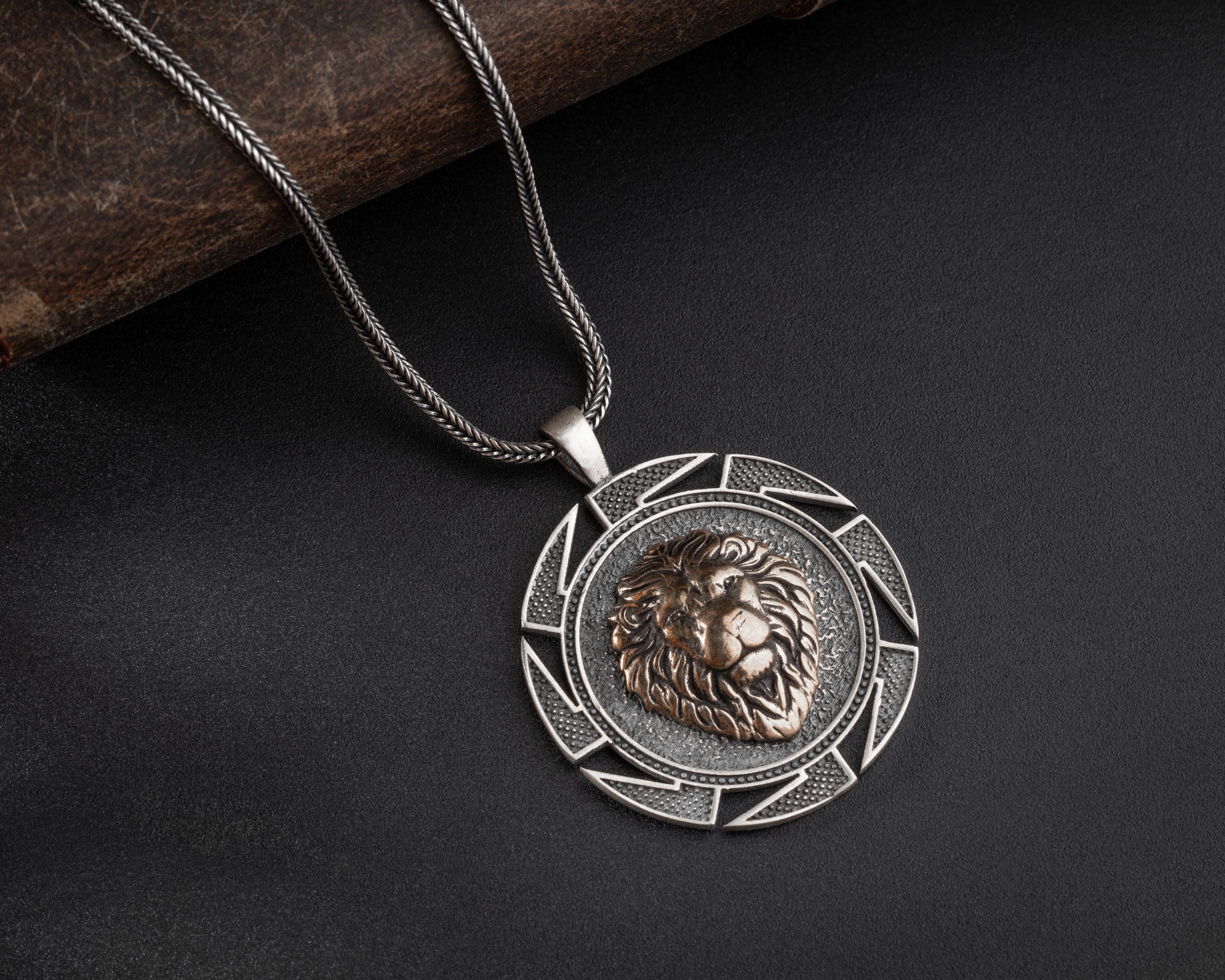 Kabartma Aslan Erkek Kolye | Tilki Kuyruğu Zincirli Güç ve Karizma Tasarımı