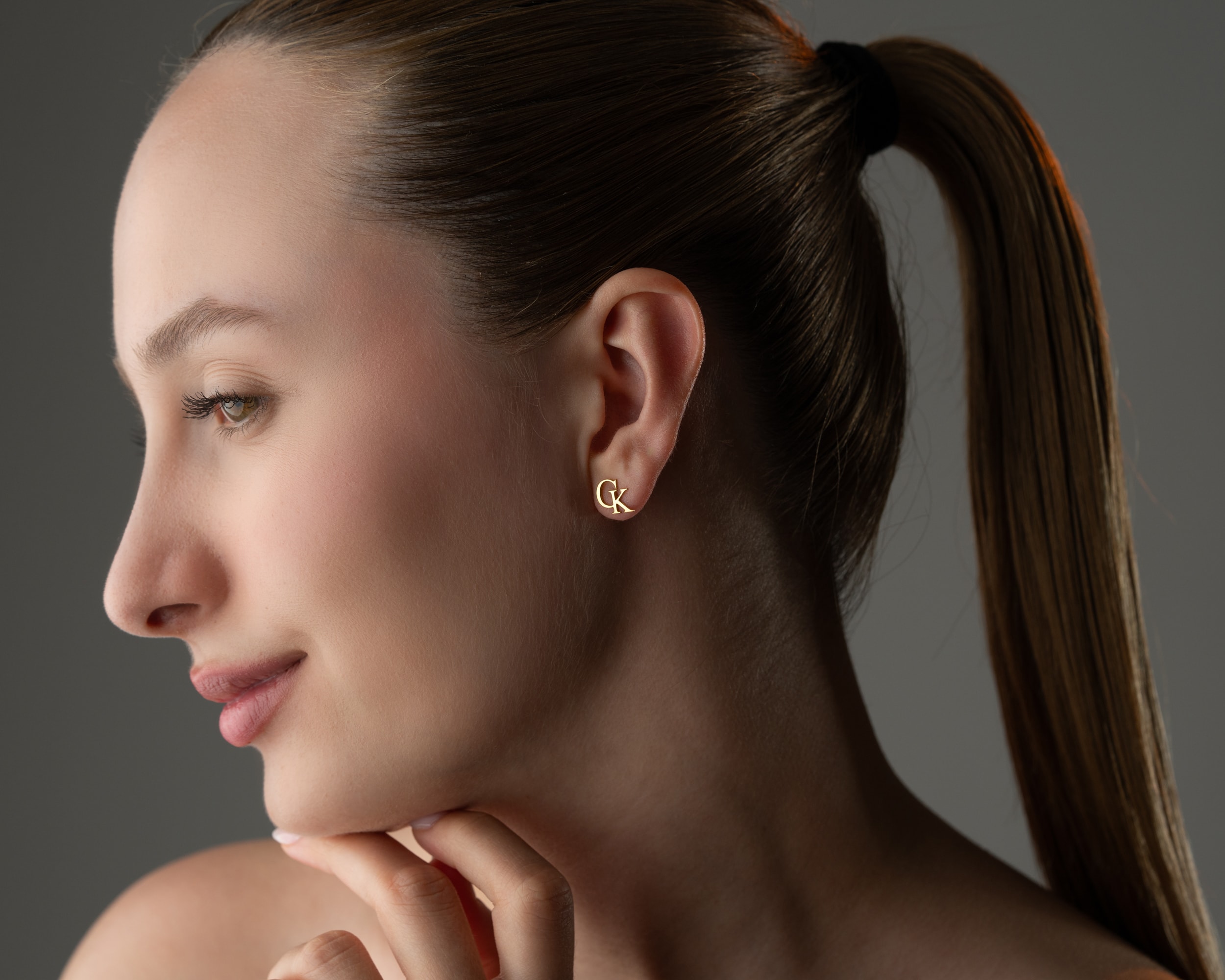 Kişiye Özel Çift Harf Küpe – Minimal ve Şık Aksesuar