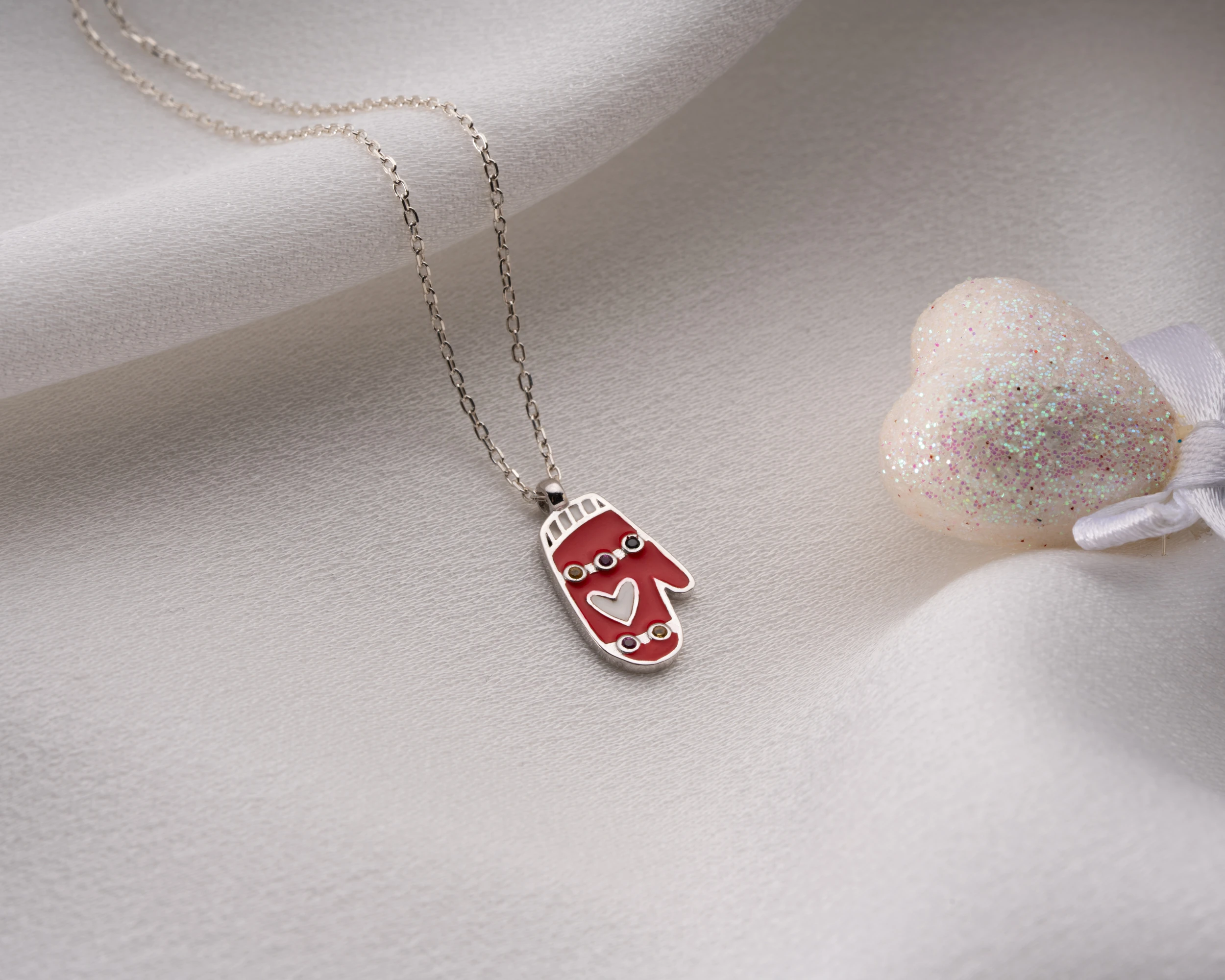 ✨ Mineli Yılbaşı Eldiven Kolye – Kışın Zarafetini Boynunuzda Taşıyın