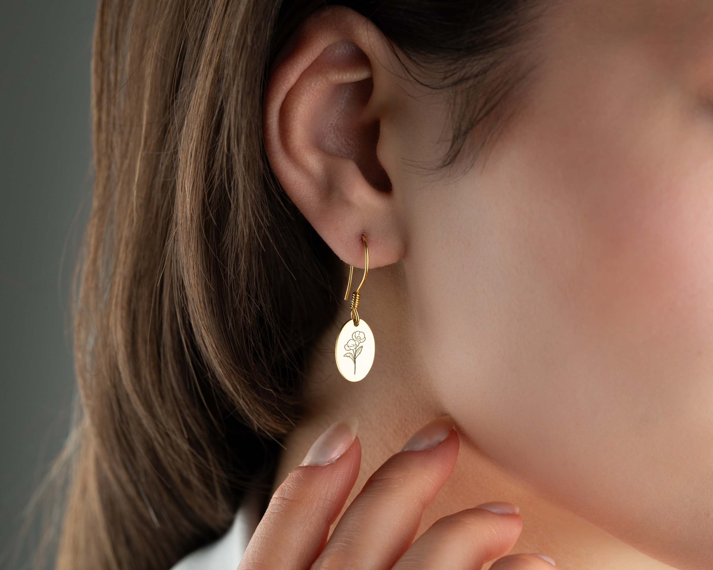 Doğum Çiçeği Sallantılı Küpe – Zarif ve Anlamlı 925 Ayar Gümüş Tasarım