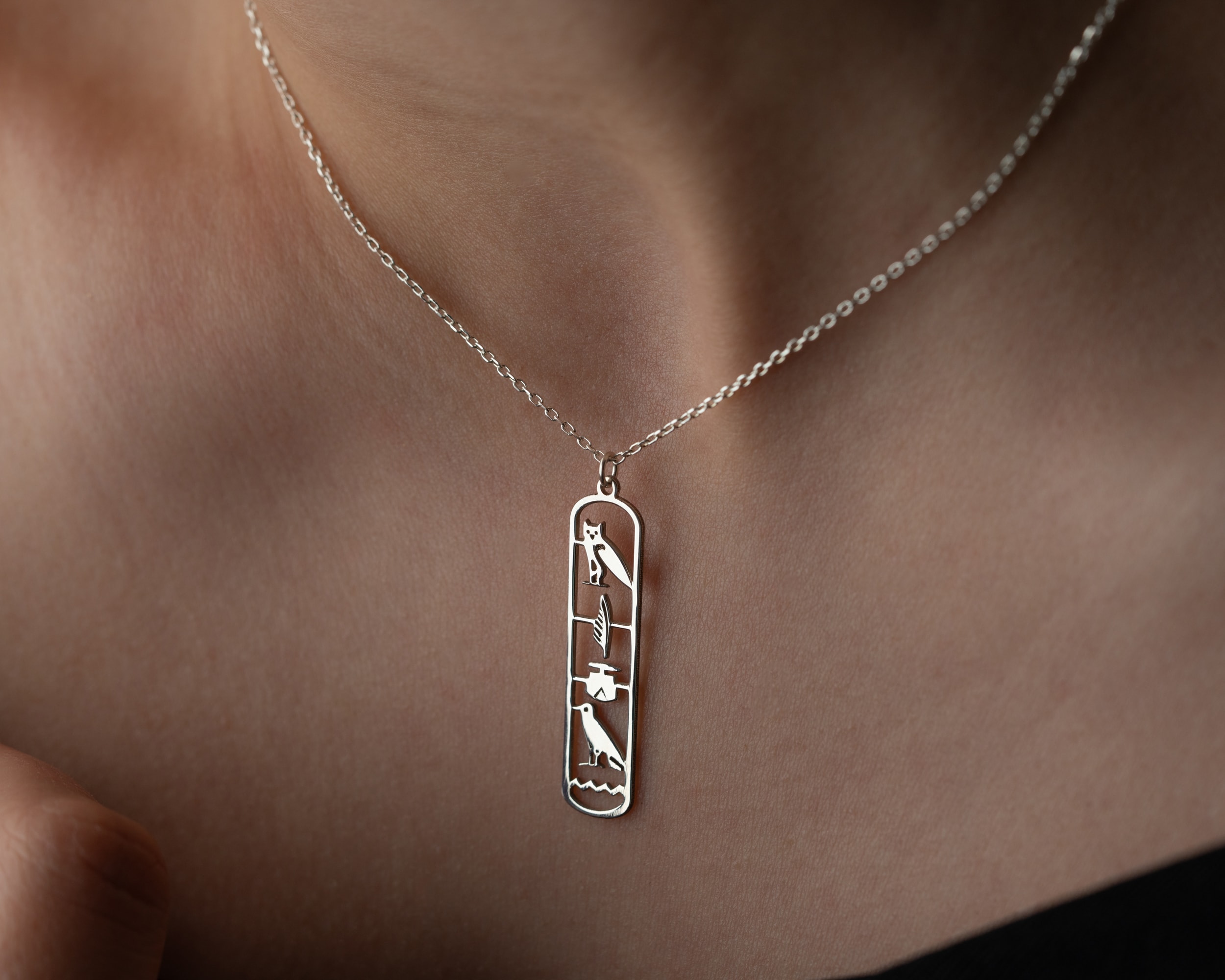 Mısır Hiyeroglif İsim Kolye – Özenle Oyulmuş Kişiye Özel Tasarım