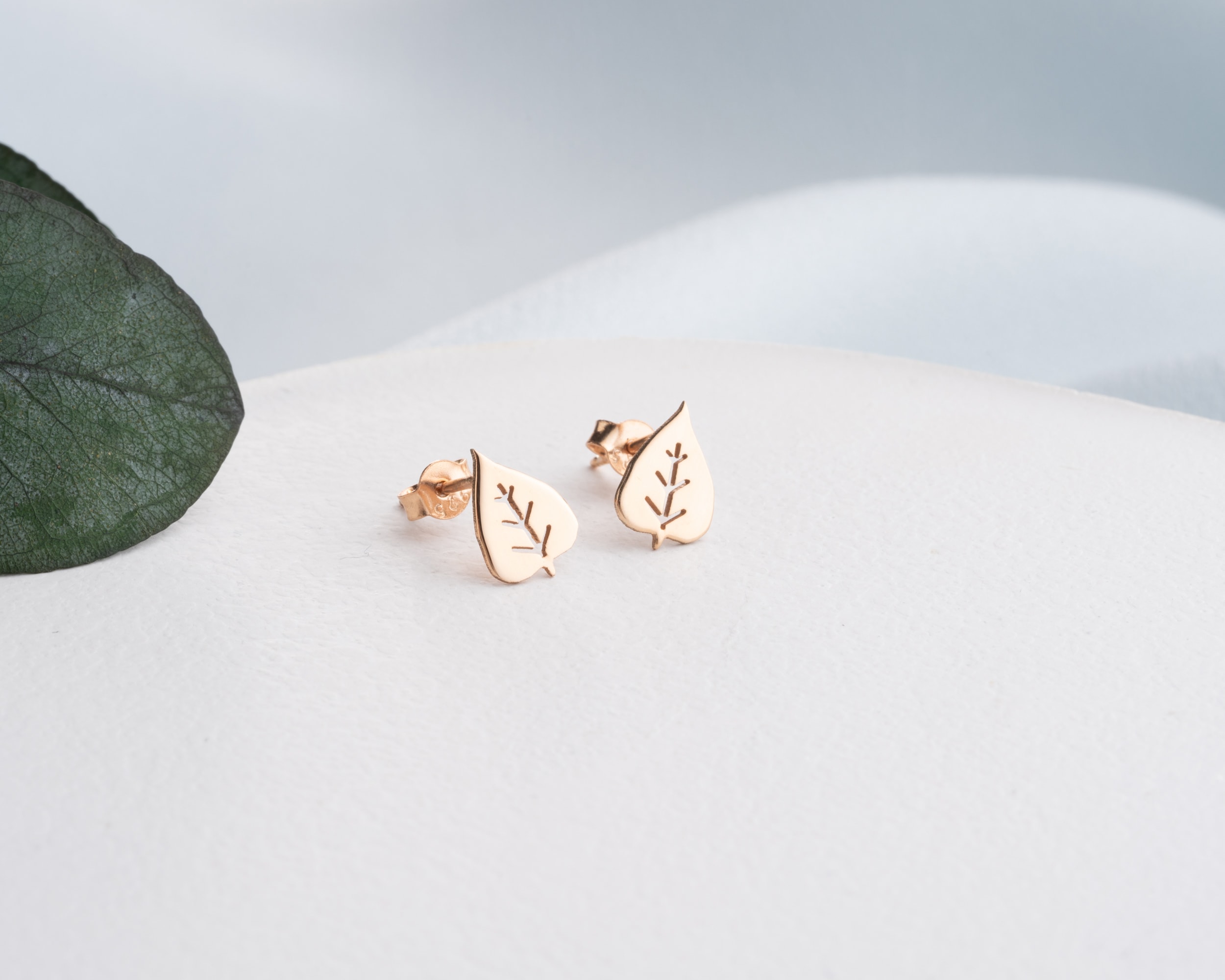 Çivili Yaprak Küpe – Doğadan İlham Alan Zarif Takı