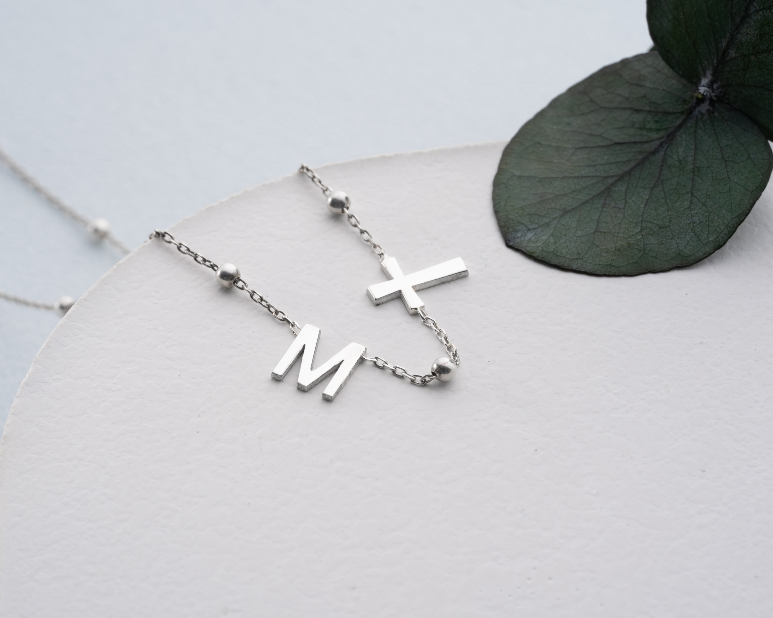 Aralıklı Harf Sembollü İsim Harf Kolye – Top Zincirli Kişiye Özel Zarif Tasarım