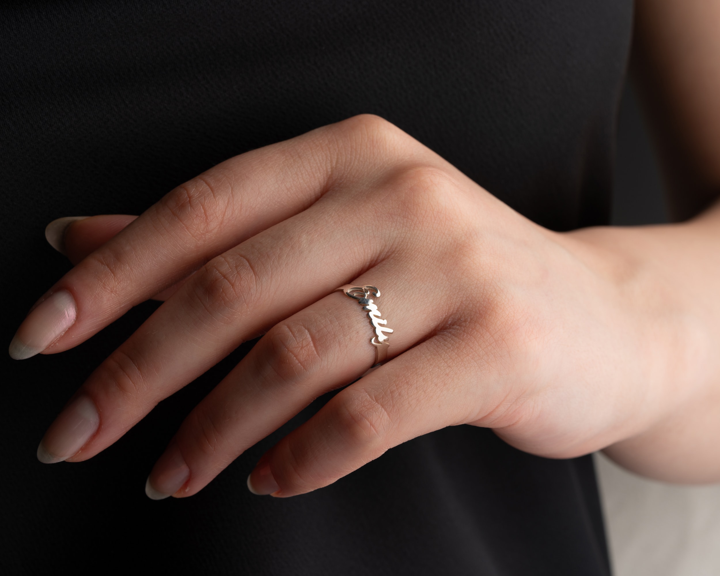 Kişisel İsimli Gümüş Yüzük – Minimal ve Anlamlı Tasarım