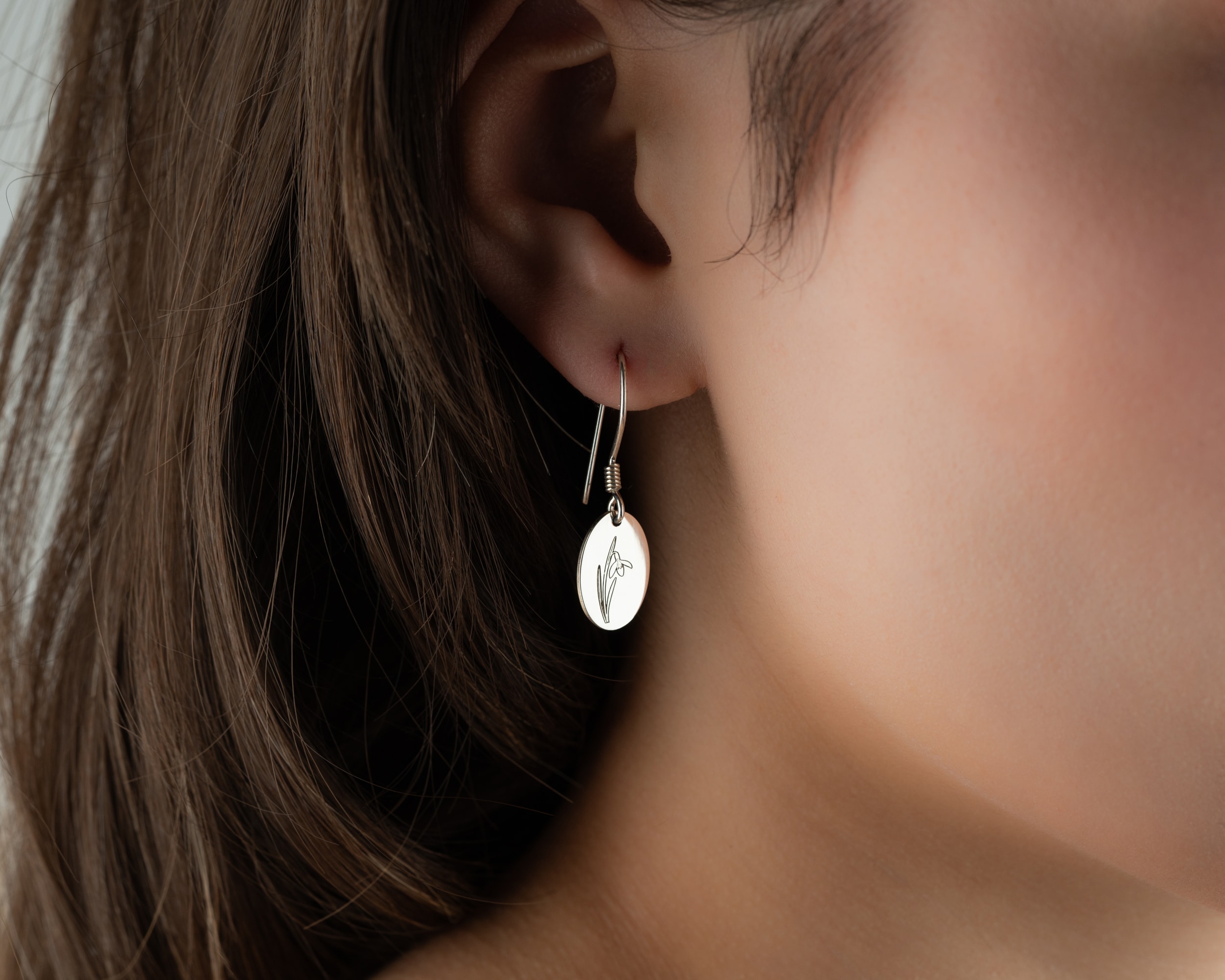 Doğum Çiçeği Sallantılı Küpe – Zarif ve Anlamlı 925 Ayar Gümüş Tasarım