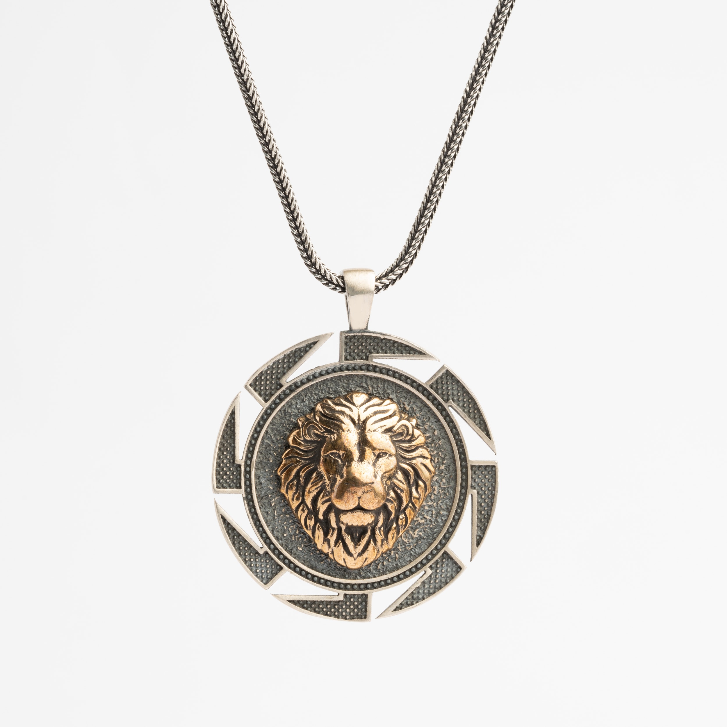 Kabartma Aslan Erkek Kolye | Tilki Kuyruğu Zincirli Güç ve Karizma Tasarımı