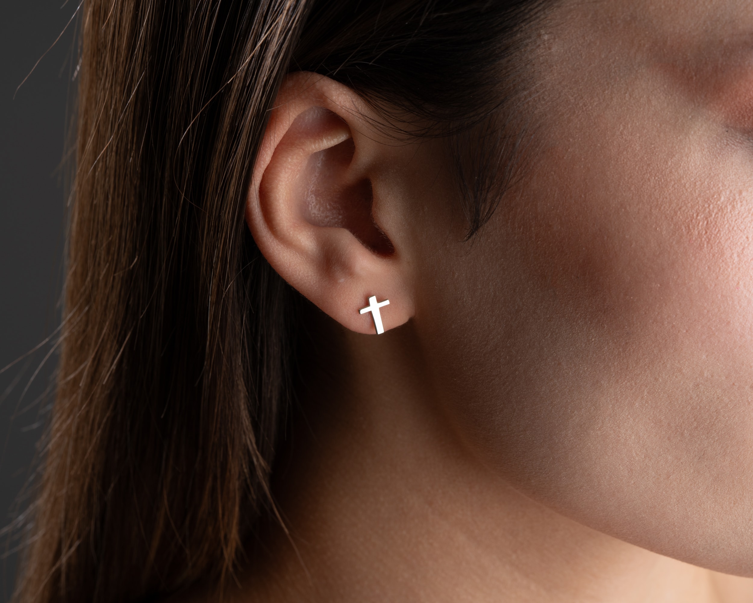 Çivili Haç Küpe – Minimal ve Şık Tasarım | İnanç ve Stil Bir Arada