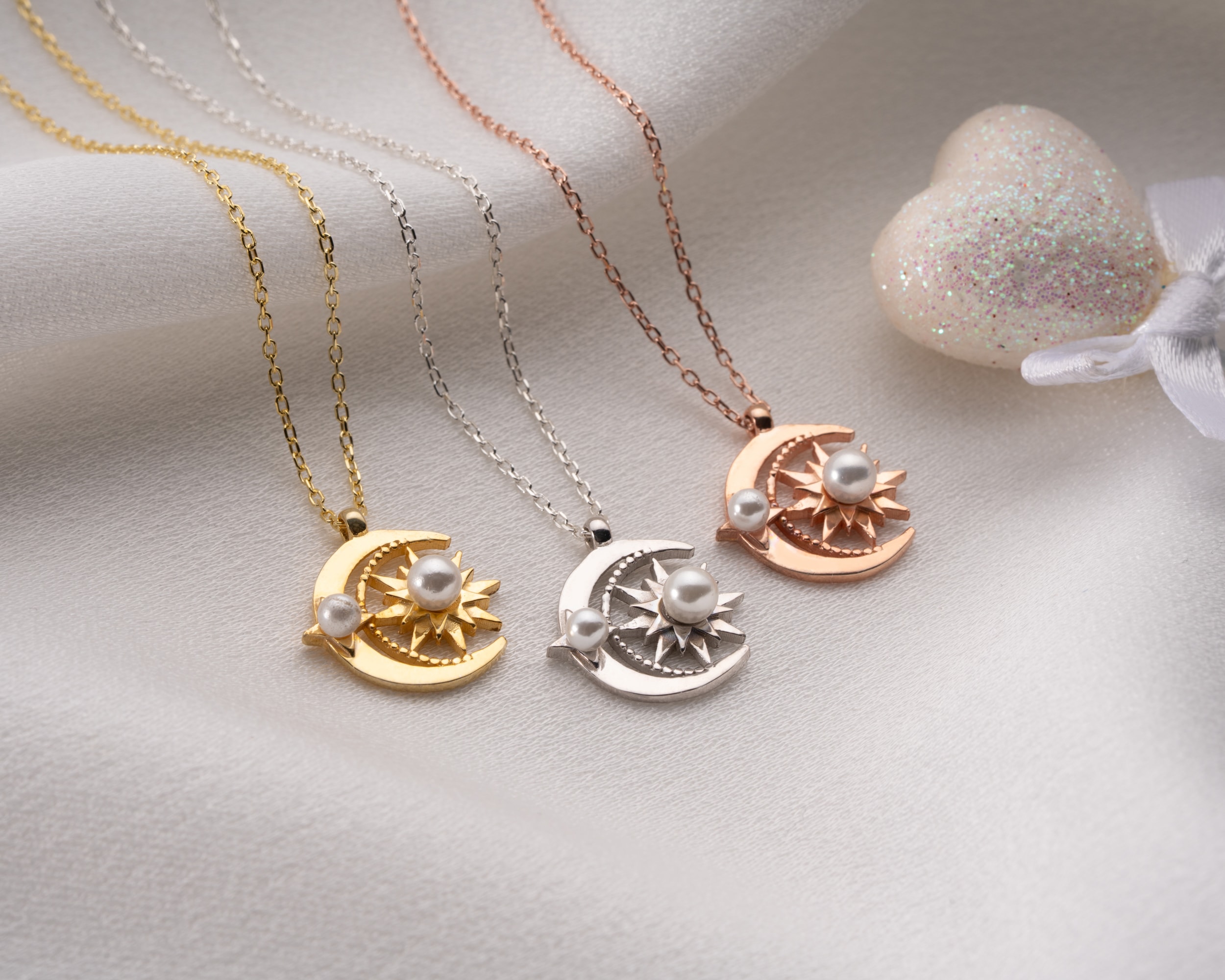 Kadınlar İçin Beyaz İnci Güneş Ay Kolye – Zarif ve Anlamlı Tasarım