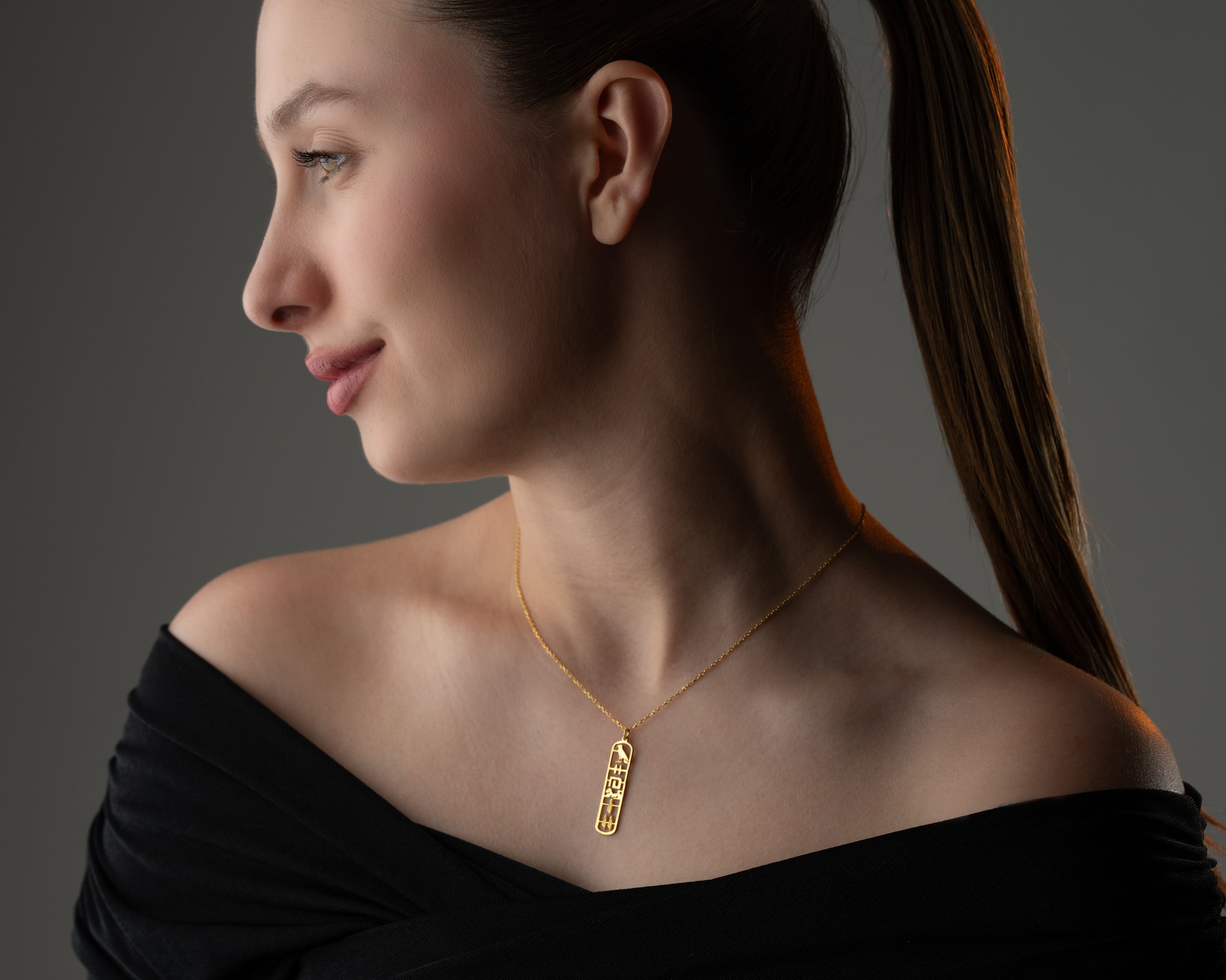 Mısır Hiyeroglif İsim Kolye – Özenle Oyulmuş Kişiye Özel Tasarım