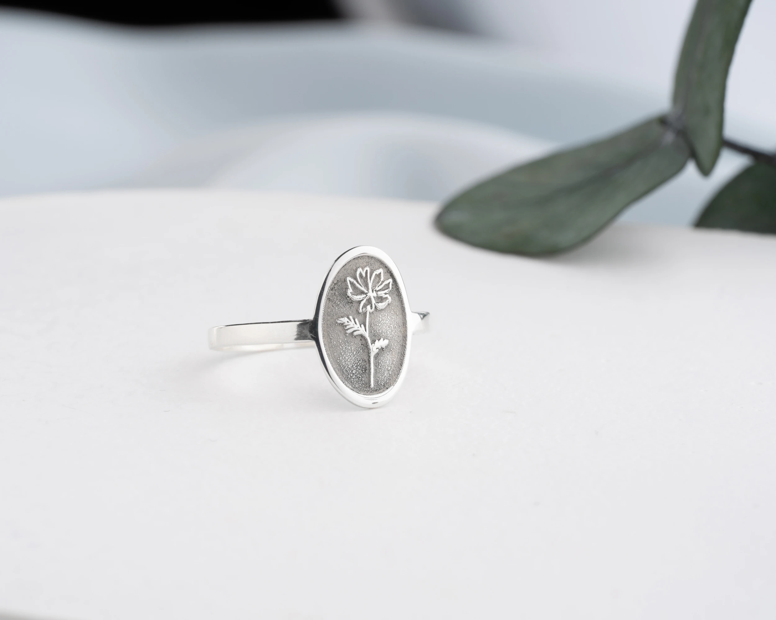 925 Gümüş Oval Doğum Çiçekli Yüzük – Minimal, Zarif ve Anlamlı Tasarım