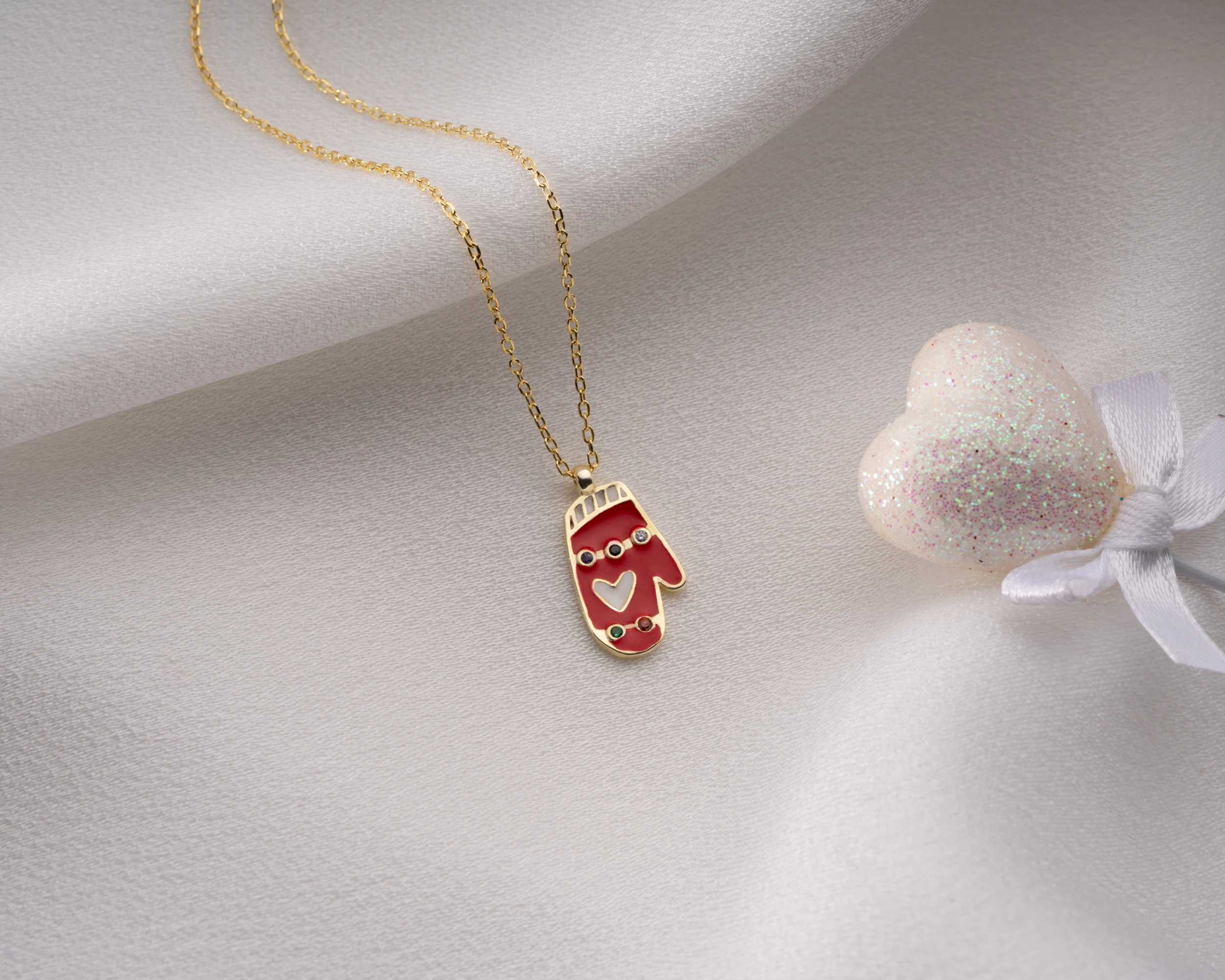 ✨ Mineli Yılbaşı Eldiven Kolye – Kışın Zarafetini Boynunuzda Taşıyın