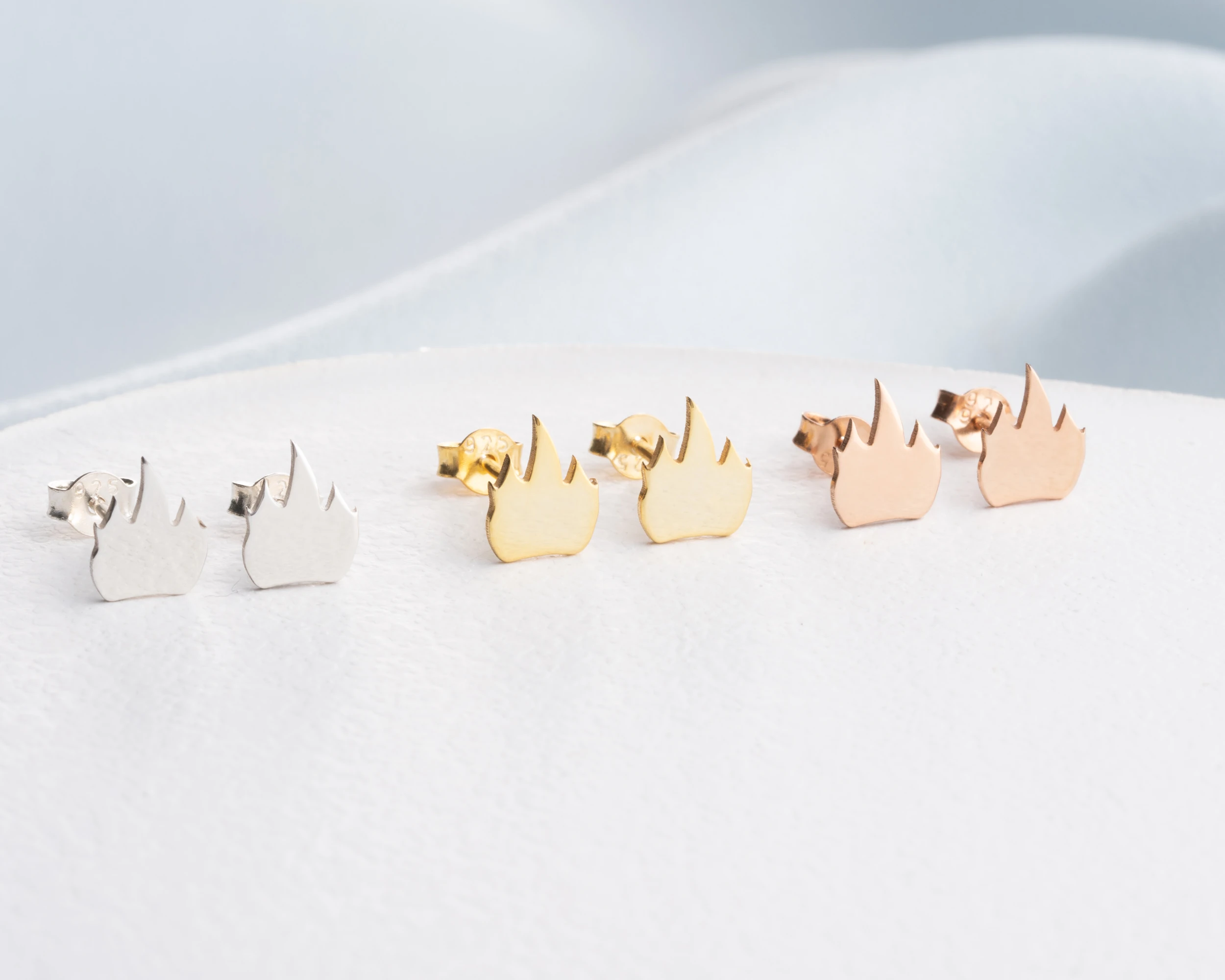 Çivili Alev Küpe 925 Ayar Gümüş – Kadın Takısı - Cesur ve Modern Stil