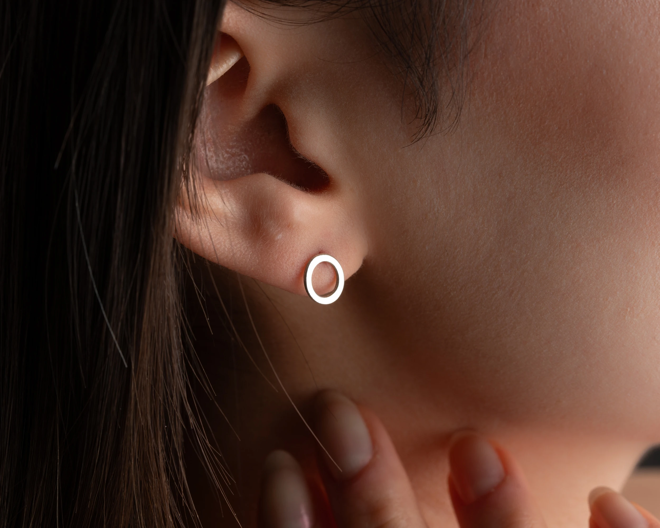 Çivili Mini Halka Küpe 925 Ayar Gümüş – Modern ve Zarif Tasarım