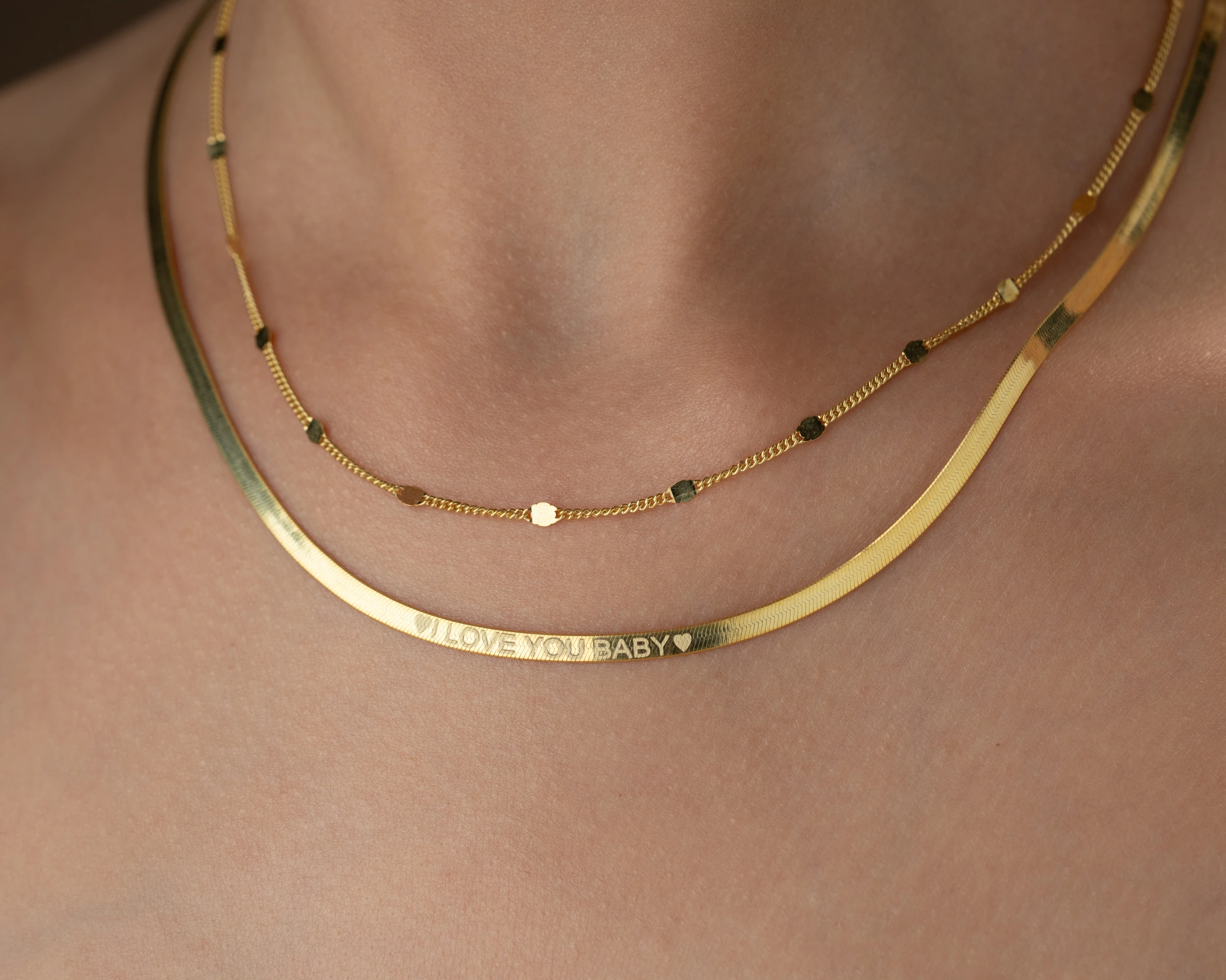 Gravürlü İtalyan Yassı Kolye – İsimli & Unisex Gümüş Model