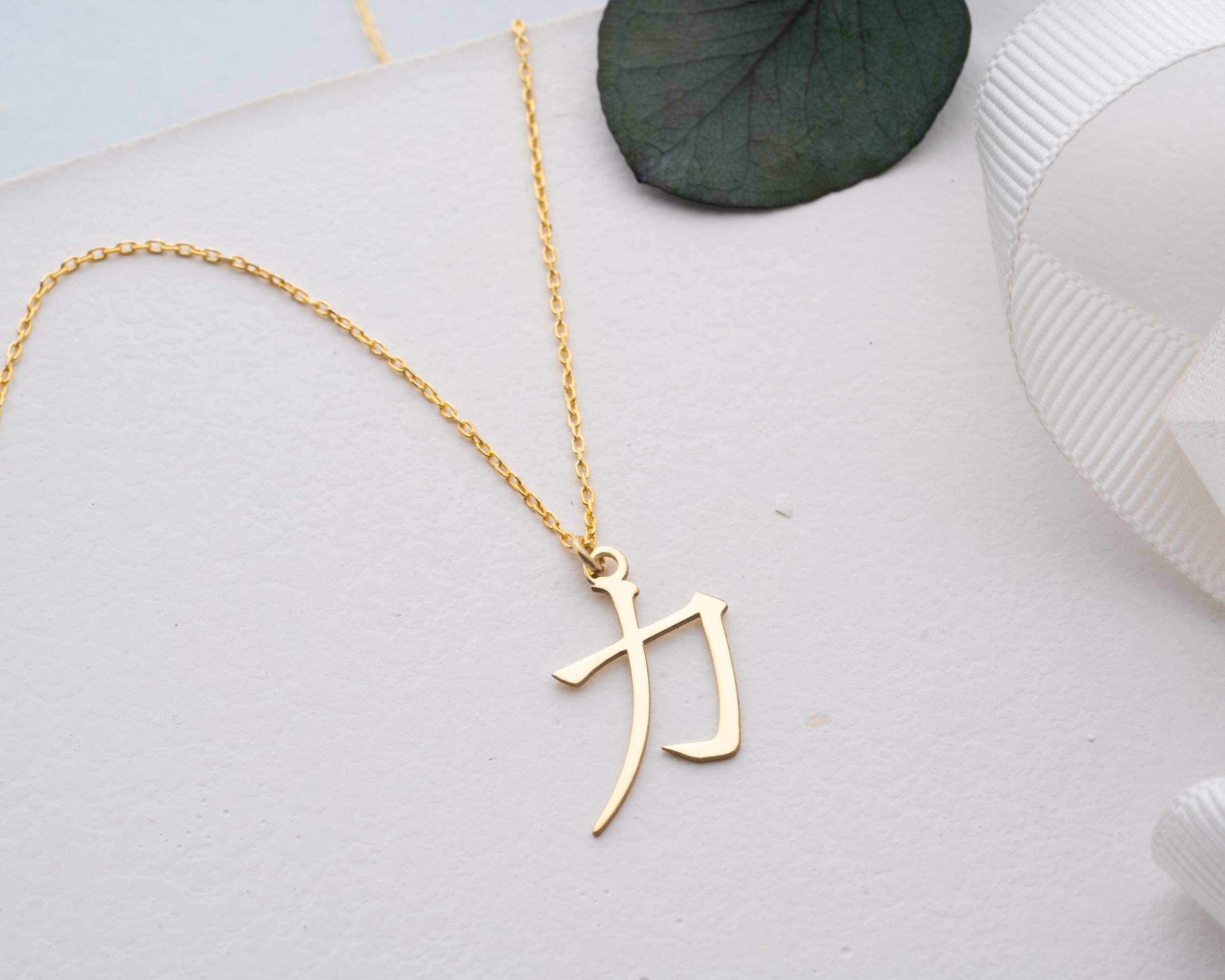 Japon Kanji Güç Sembolü Kolye – Minimalist, Anlamlı ve Motivasyon Verici Tasarım