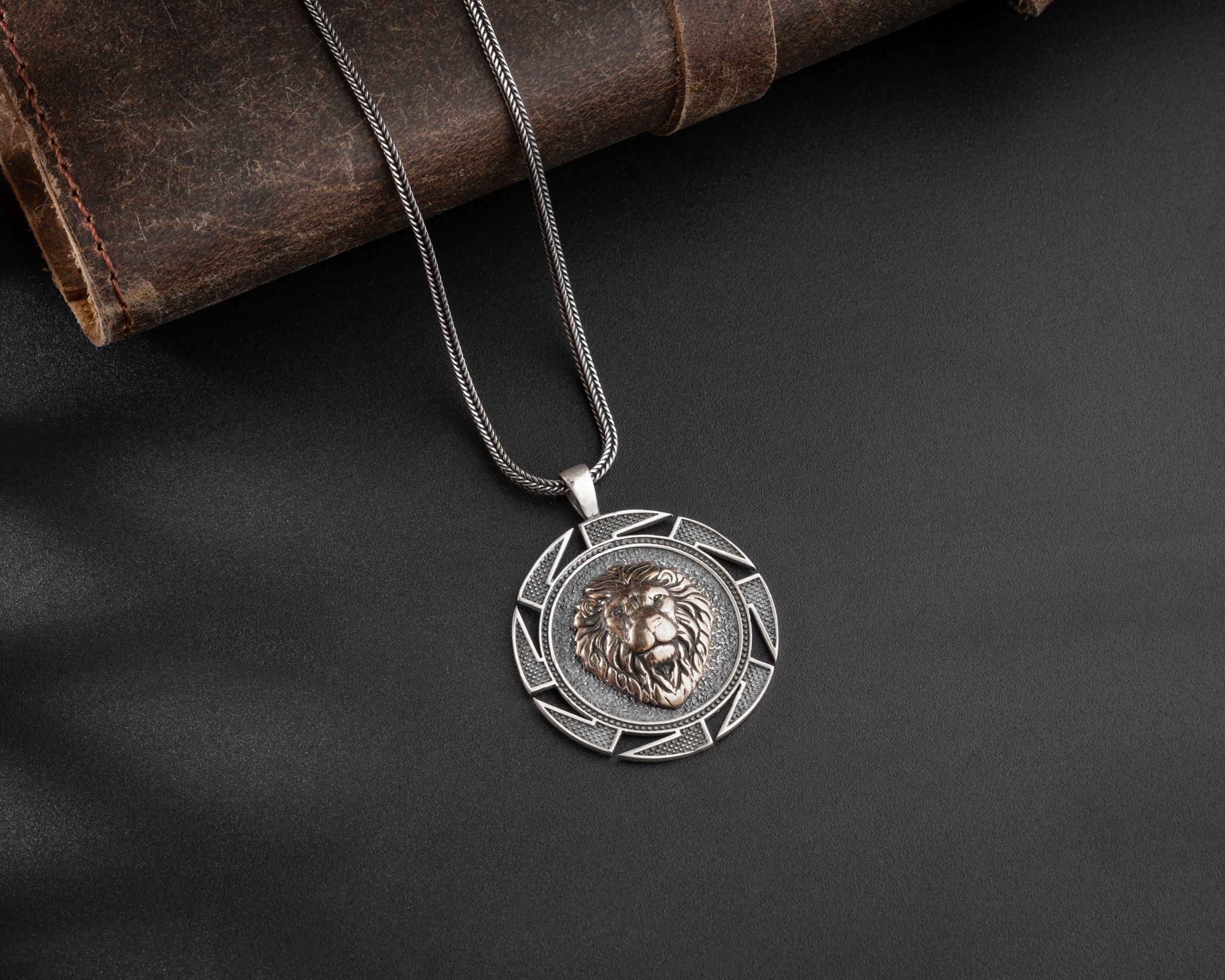 Kabartma Aslan Erkek Kolye | Tilki Kuyruğu Zincirli Güç ve Karizma Tasarımı