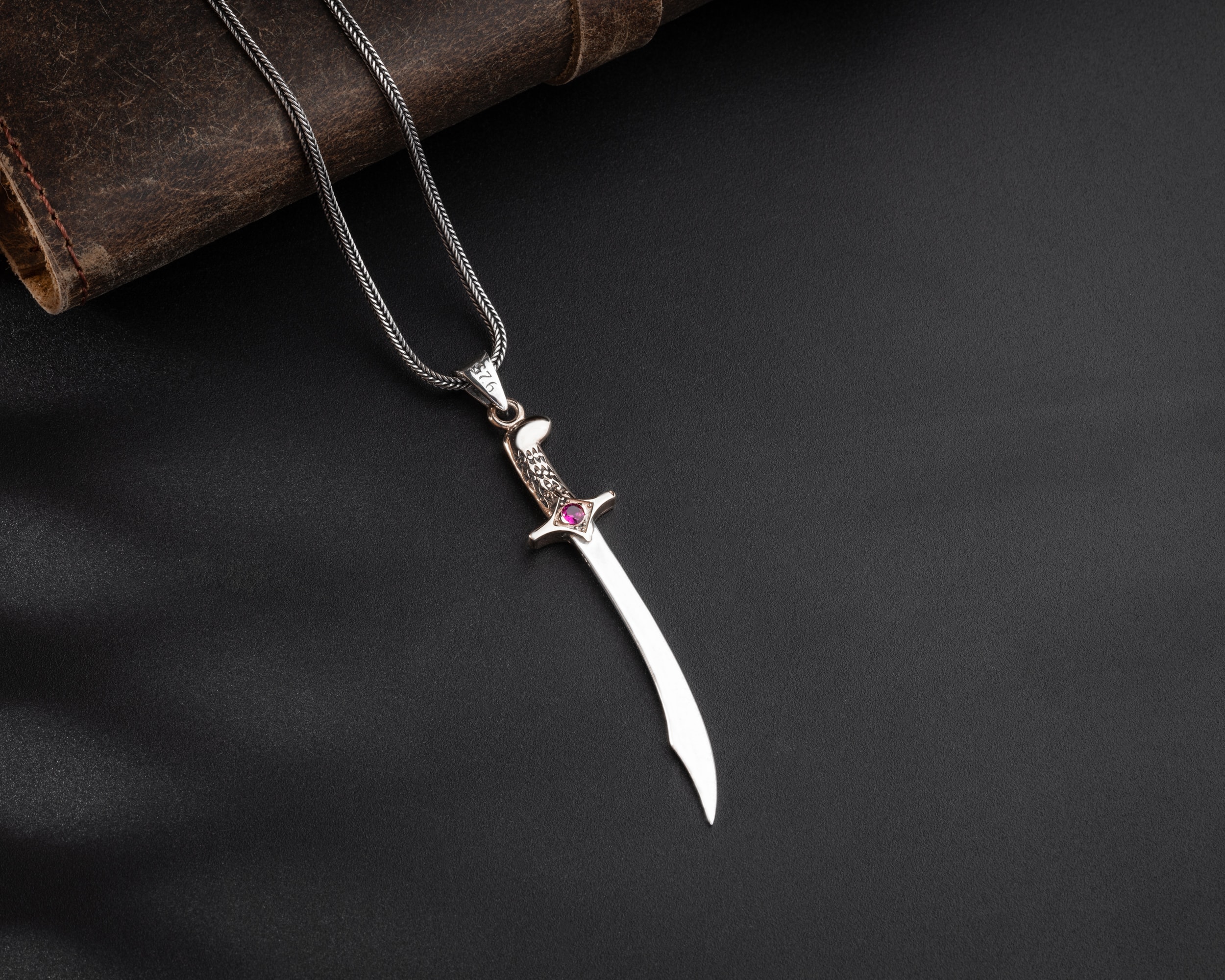 Taşlı Kılıç Erkek Kolye | Tilki Kuyruğu Zincirli Güç ve Stil Sahibi Tasarım