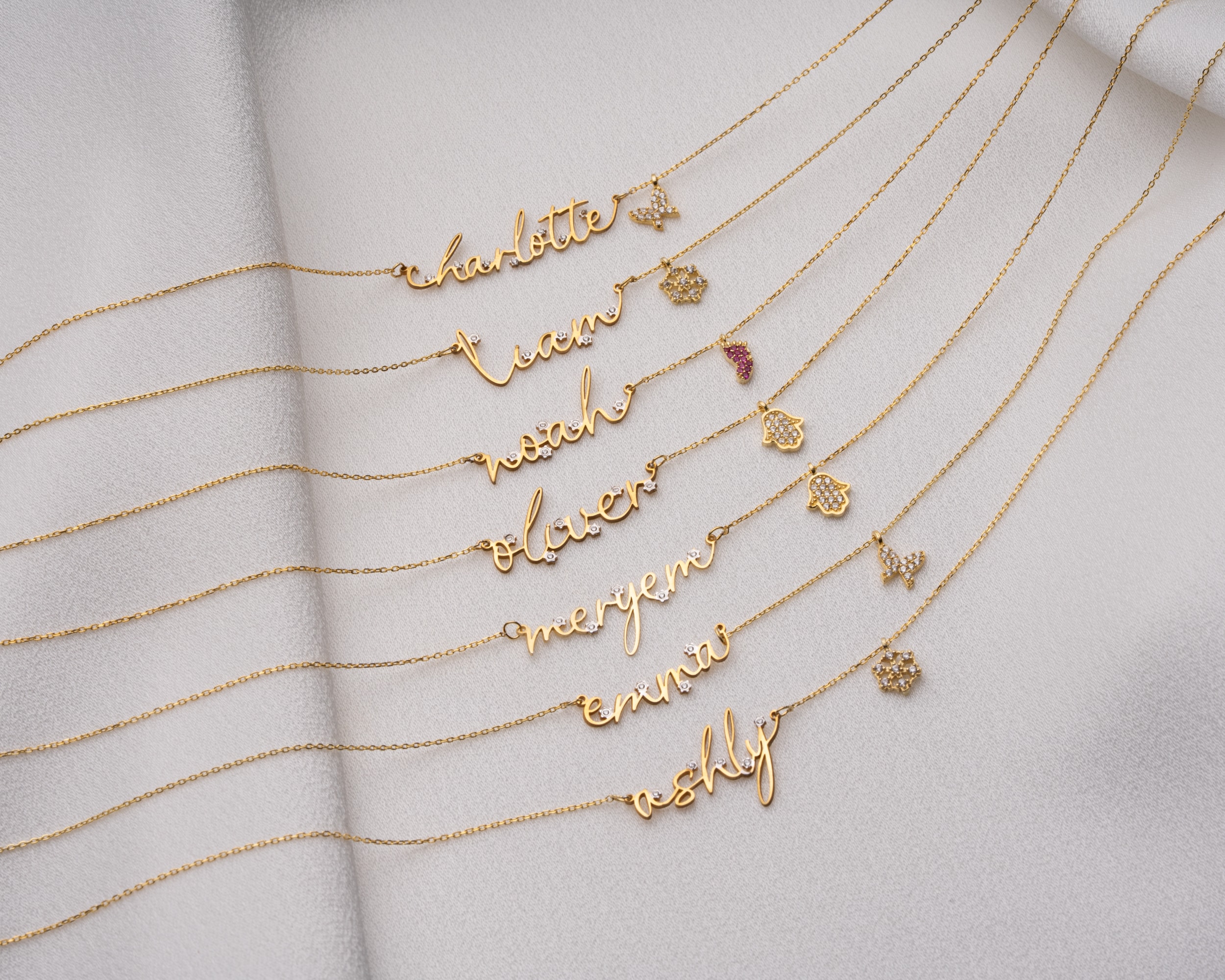 925 Gümüş Sallanan Charmlı Taşlı İsim Kolye – Zarif ve Minimal Tasarım