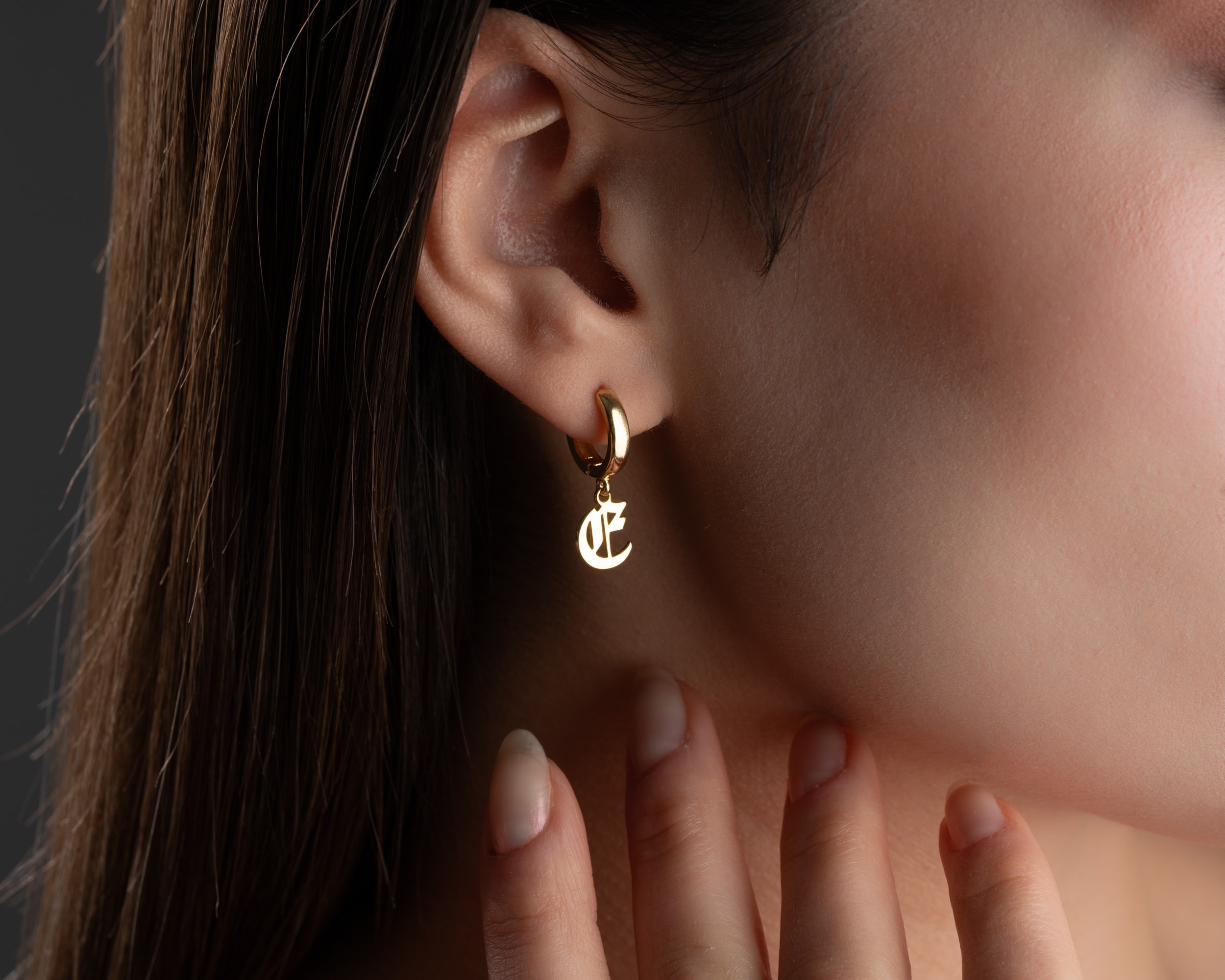 925 Gümüş Sallantılı Harf Küpe – Minimal ve Zarif Tasarım