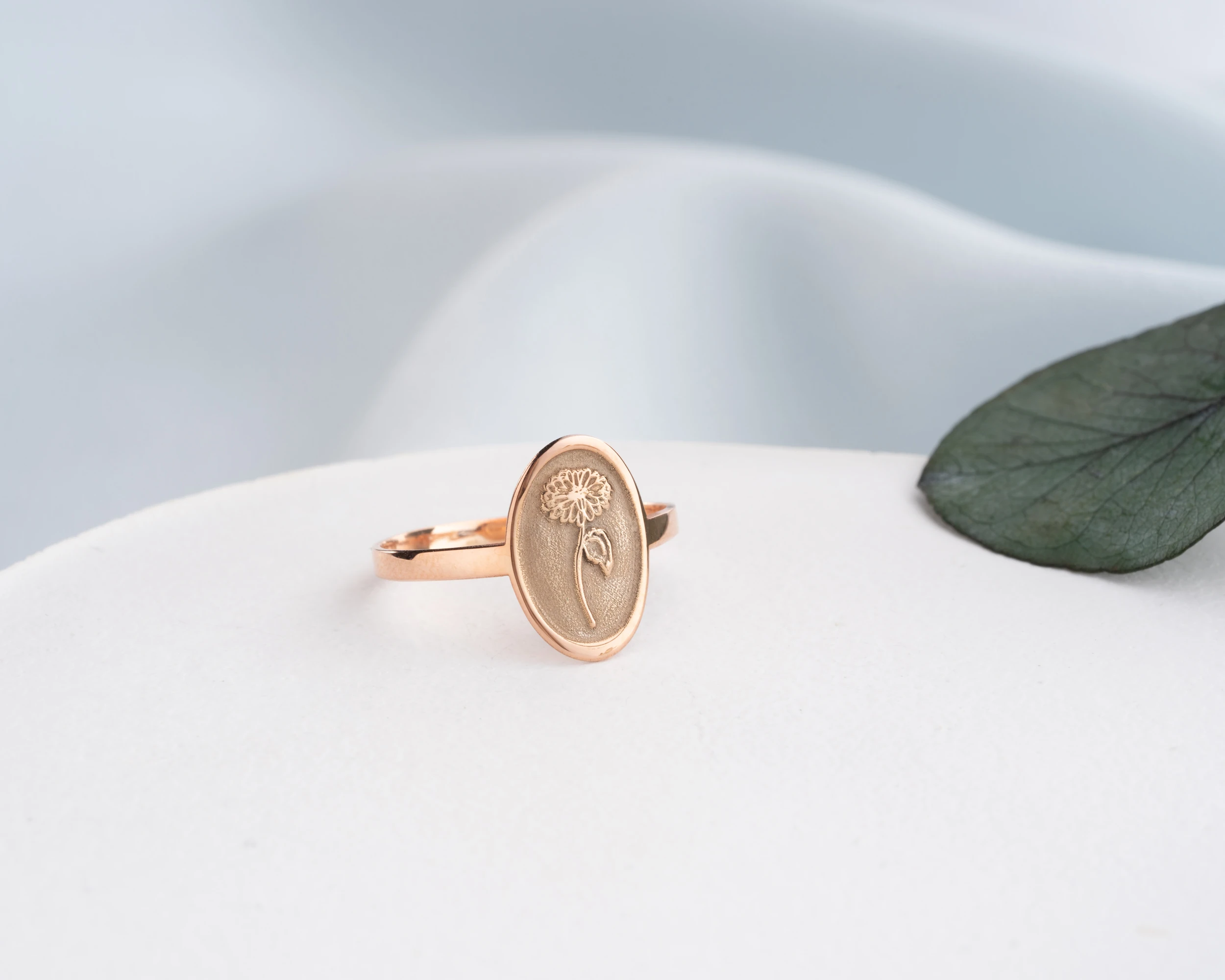 925 Gümüş Oval Doğum Çiçekli Yüzük – Minimal, Zarif ve Anlamlı Tasarım