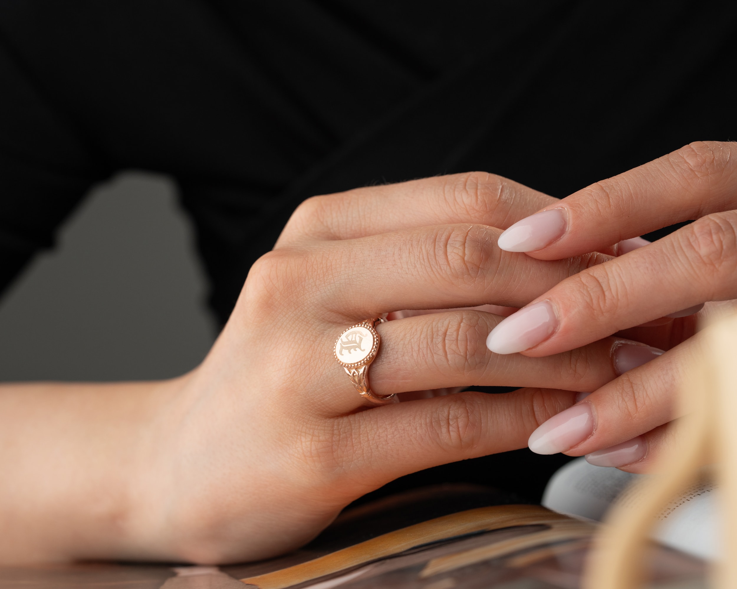 Ayarlanabilir Monogram Harf Yüzük – Kişiye Özel Zarif Tasarım | Minimal ve Şık