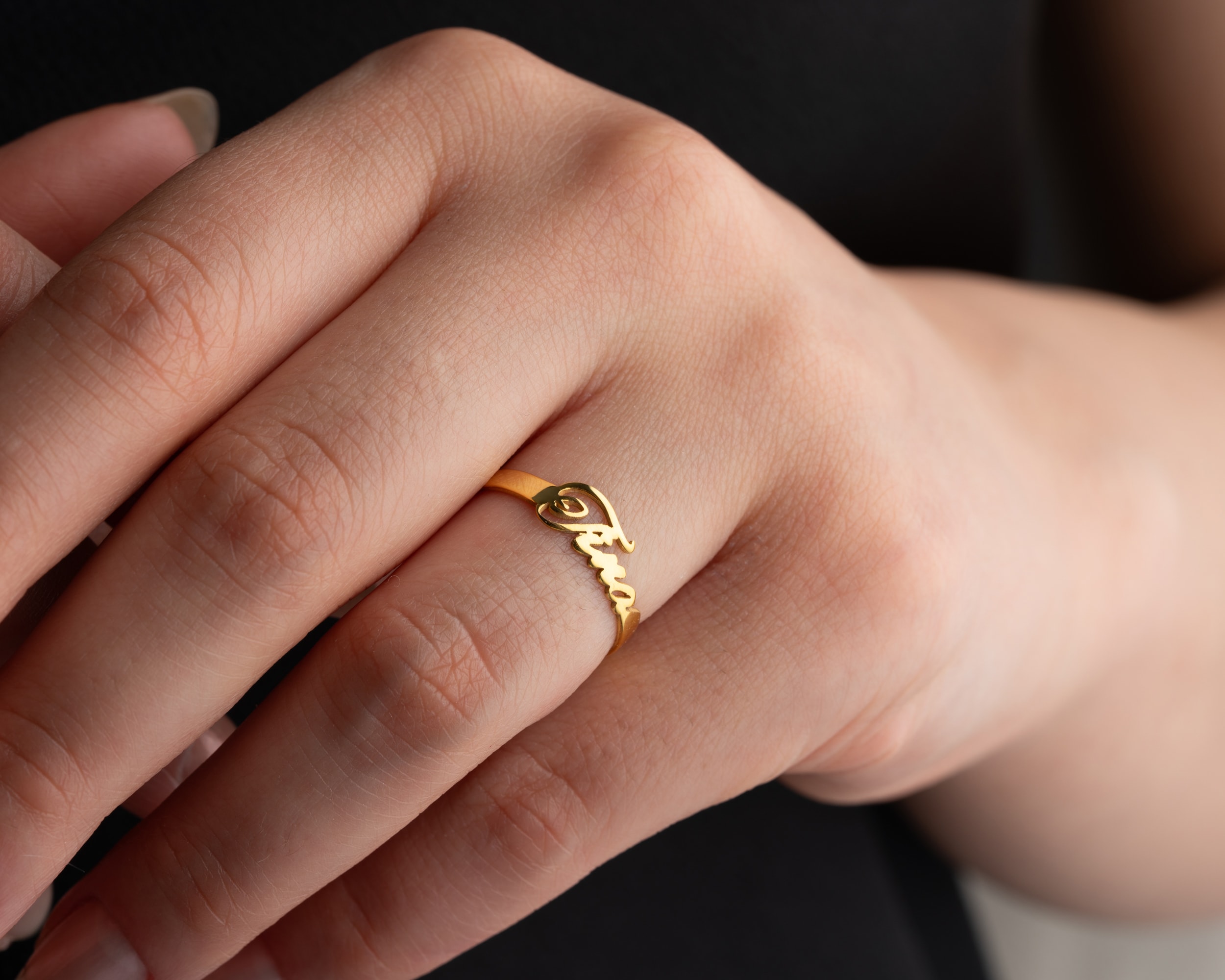 Kişisel İsimli Gümüş Yüzük – Minimal ve Anlamlı Tasarım