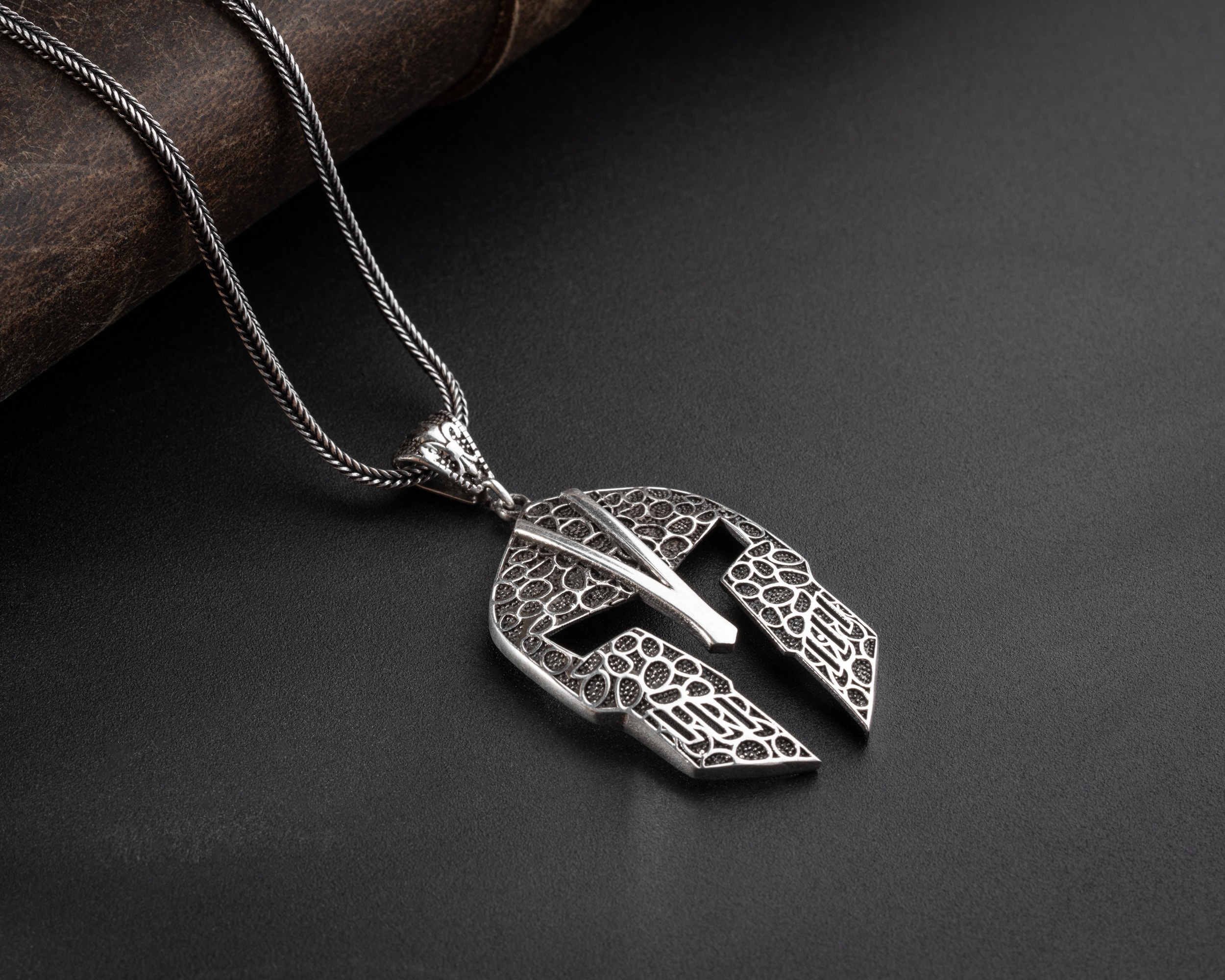 Miğfer Erkek Kolye | Tilki Kuyruğu Zincirli Güç ve Kararlılık Tasarımı